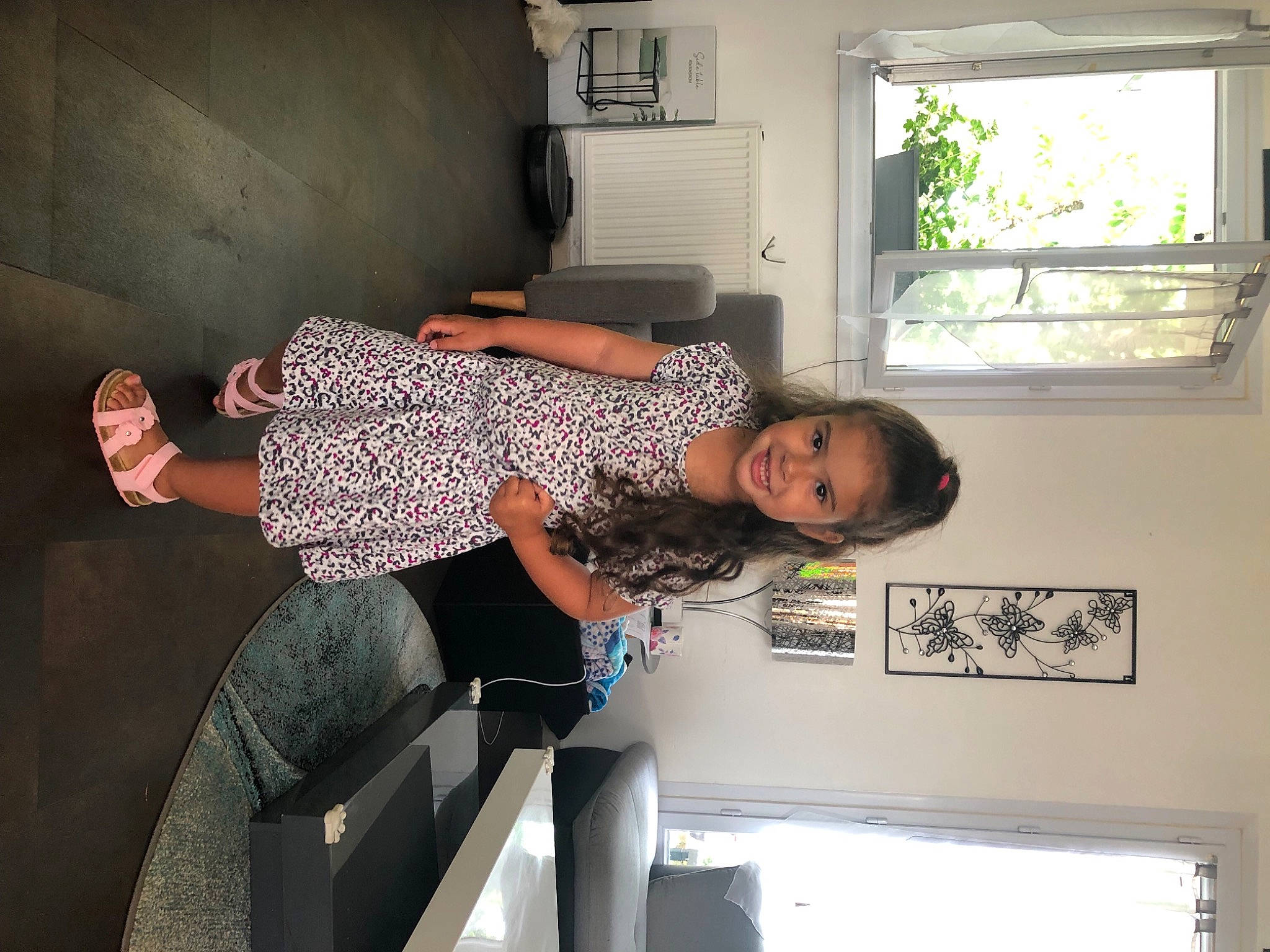 Lina a rejoint le concours — aidez-le/la à gagner de superbes lots ! comfort, elbow, fashion_design, flooring, fun, happy, house, human_leg, joint, joy, knee, person, room, shoulder, sitting, smile, t_shirt, thigh, waist, window