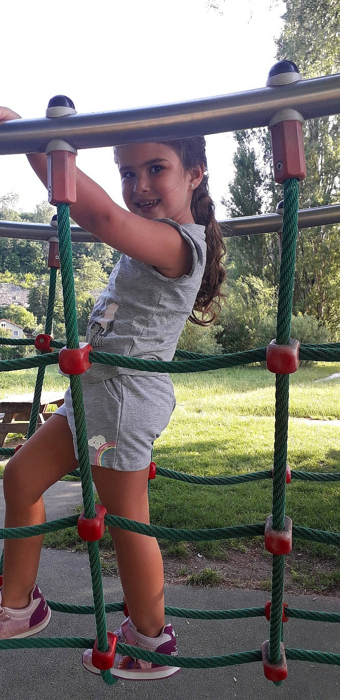 Lina a rejoint le concours — aidez-le/la à gagner de superbes lots ! calf, elbow, fun, grass, happy, human_leg, joy, knee, leisure, outdoor_play_equipment, person, plant, playground, recreation, shade, shorts, sky, swing, t_shirt, thigh