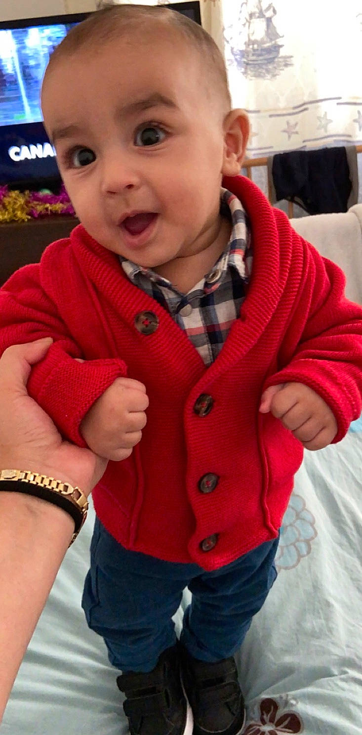 Samir a rejoint le concours — aidez-le/la à gagner de superbes lots ! arm, baby, cheek, child, child_model, cool, finger, hand, jacket, knitting, neck, outerwear, pattern, person, red, skin, sleeve, surprise, sweater, toddler