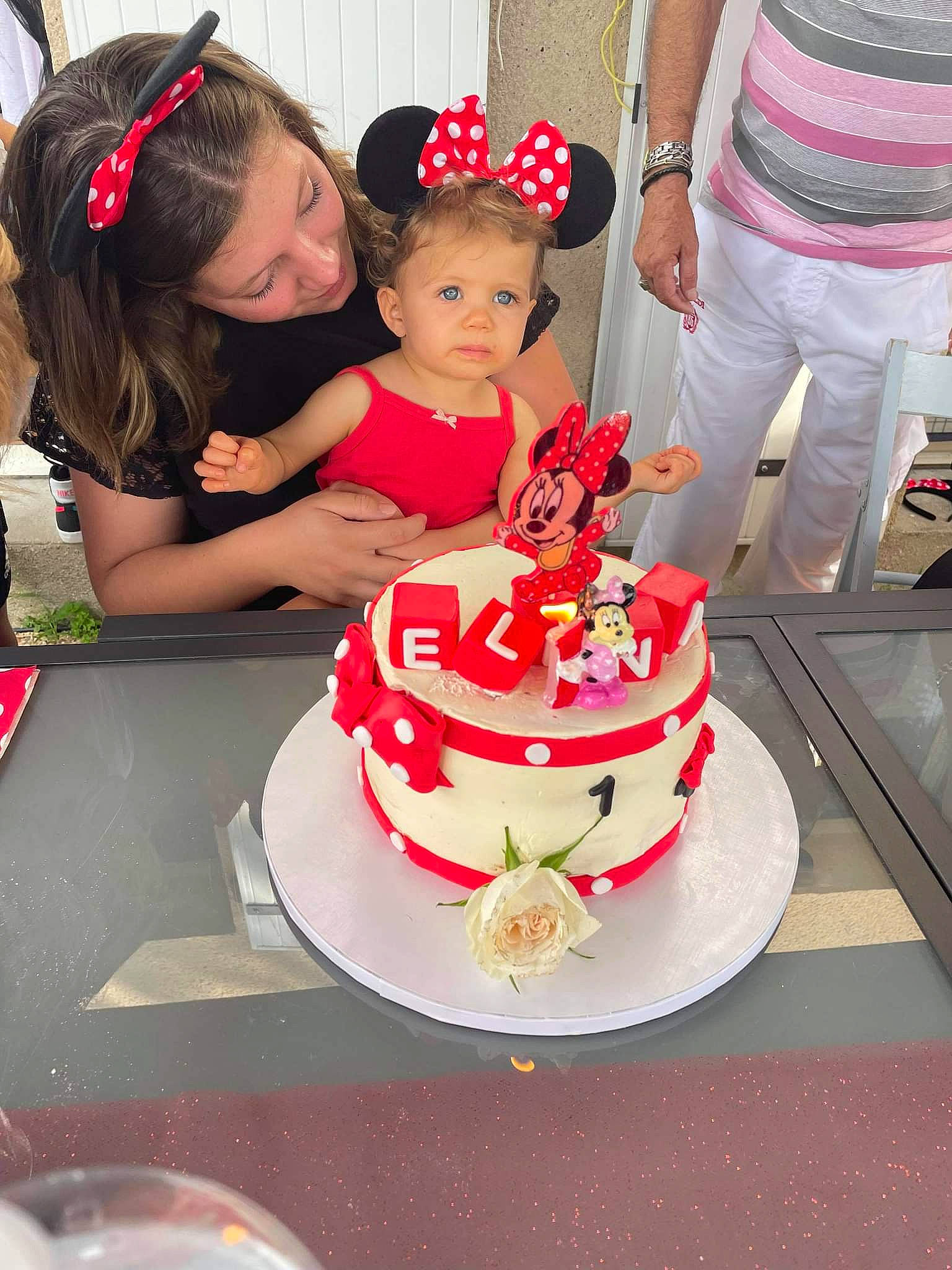 élena a rejoint le concours — aidez-le/la à gagner de superbes lots ! baked_goods, birthday_cake, birthday_party, buttercream, cake, cake_decorating, cake_decorating_supply, cream, cuisine, dessert, event, food, ingredient, person, plate, red, sugar_cake, sugar_paste, table, tableware