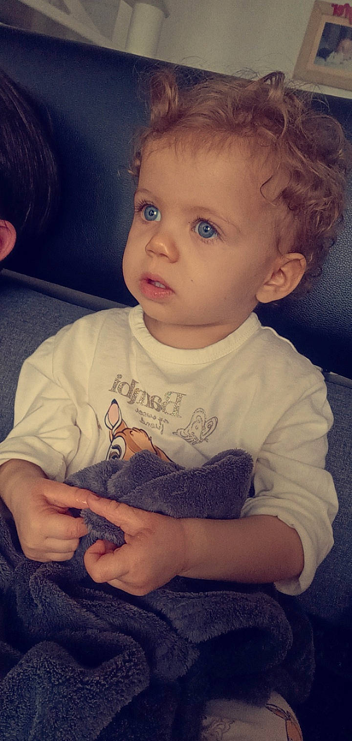 élena participe au concours pour gagner de l'argent avec cette photo : arm, cheek, chin, cloud, ear, eye, eyebrow, eyelash, forehead, hair, hairstyle, hand, head, lip, mouth, neck, nose, organ, person, shoulder