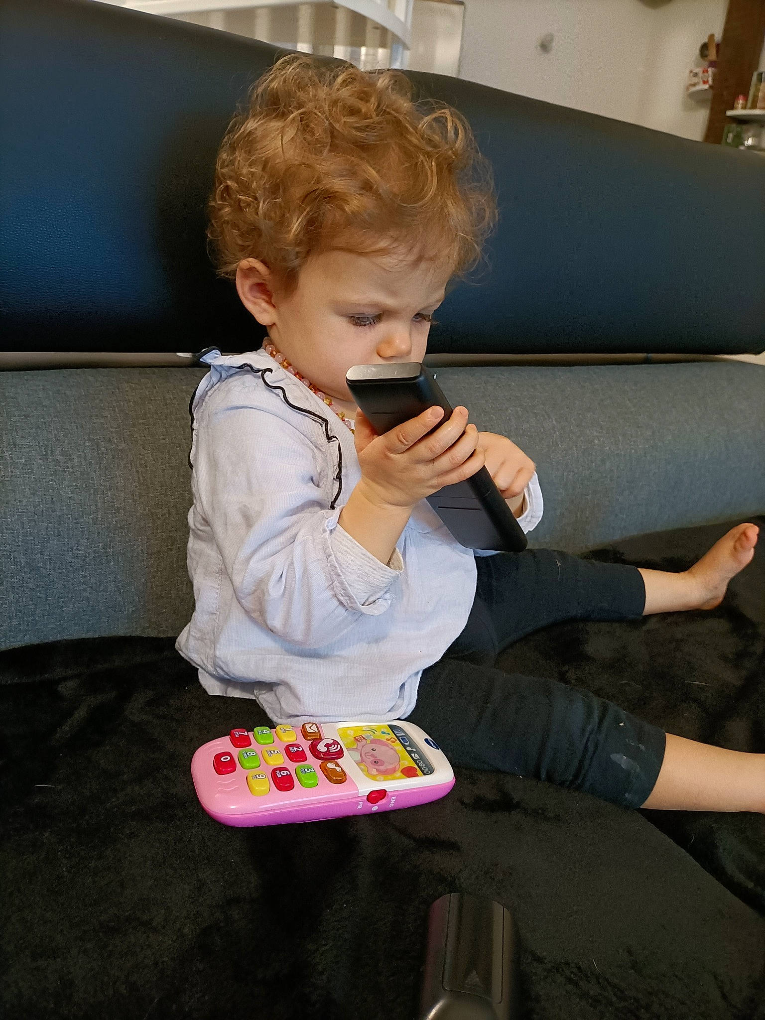 élena a rejoint le concours — aidez-le/la à gagner de superbes lots ! baby, baby_toddler_clothing, cake, child, comfort, couch, dessert, finger, flooring, food, fun, icing, lap, luxury_vehicle, nail, person, play, room, sitting, sweetness