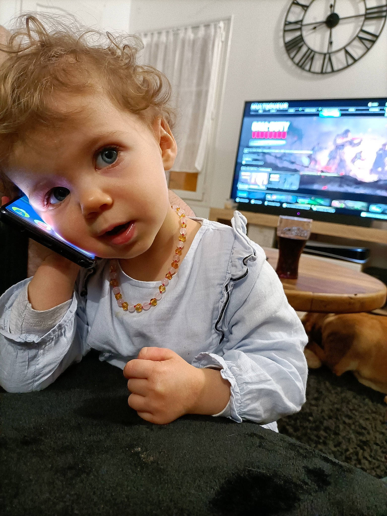 élena a rejoint le concours — aidez-le/la à gagner de superbes lots ! child, clock, eyewear, flooring, fun, gadget, gesture, happy, head, iris, mammal, organ, output_device, person, plant, sitting, standing, surprise, t_shirt, table