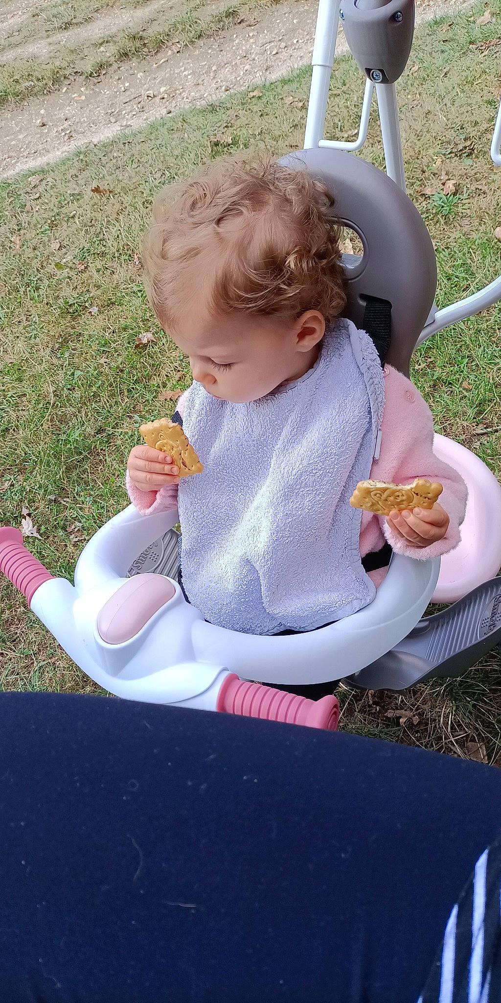 Elena a rejoint le concours — aidez-le/la à gagner de superbes lots ! baby, baby_carriage, baby_products, baby_toddler_clothing, bib, chair, child, comfort, finger, food, fun, grass, lap, leisure, person, product, recreation, sharing, sitting, tableware