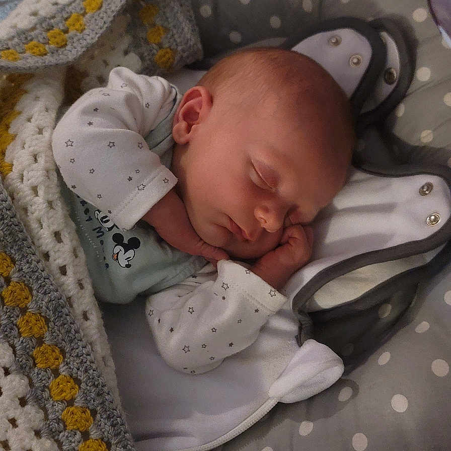 Dhevann a rejoint le concours — aidez-le/la à gagner de superbes lots ! baby, bedroom, blanket, child, clothing, cozy, crochet, cushion, cute, face, indoor, infant, mickey_mouse, newborn, onesie, peaceful, polka_dot, rest, sleeping, soft_toys