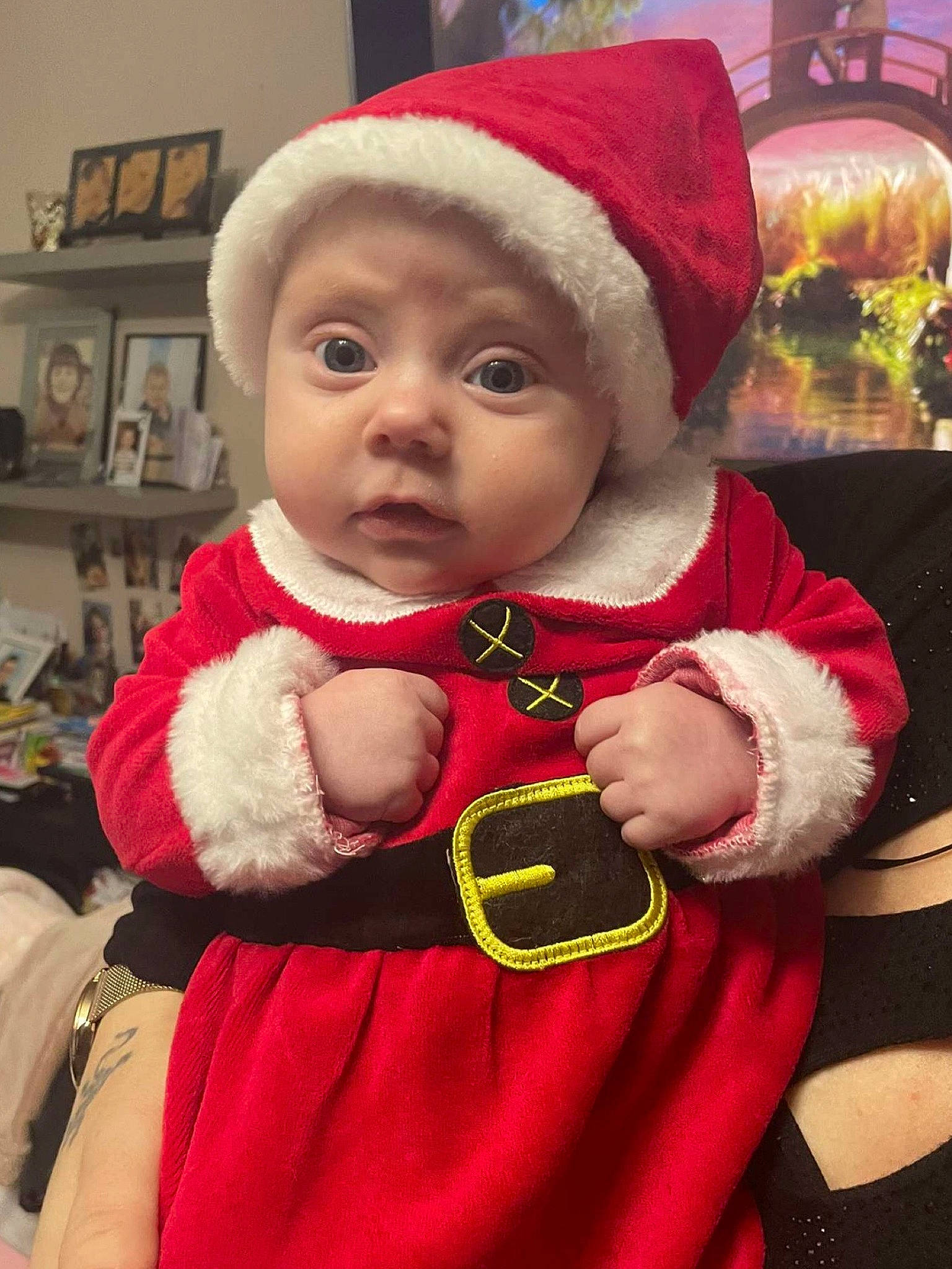 Cheyenne participe au concours pour gagner de l'argent avec cette photo : baby, baby_toddler_clothing, cap, child, christmas, christmas_eve, costume_hat, event, fictional_character, fur, fur_clothing, happy, headwear, holiday, lap, person, picture_frame, red, santa_claus, shelf