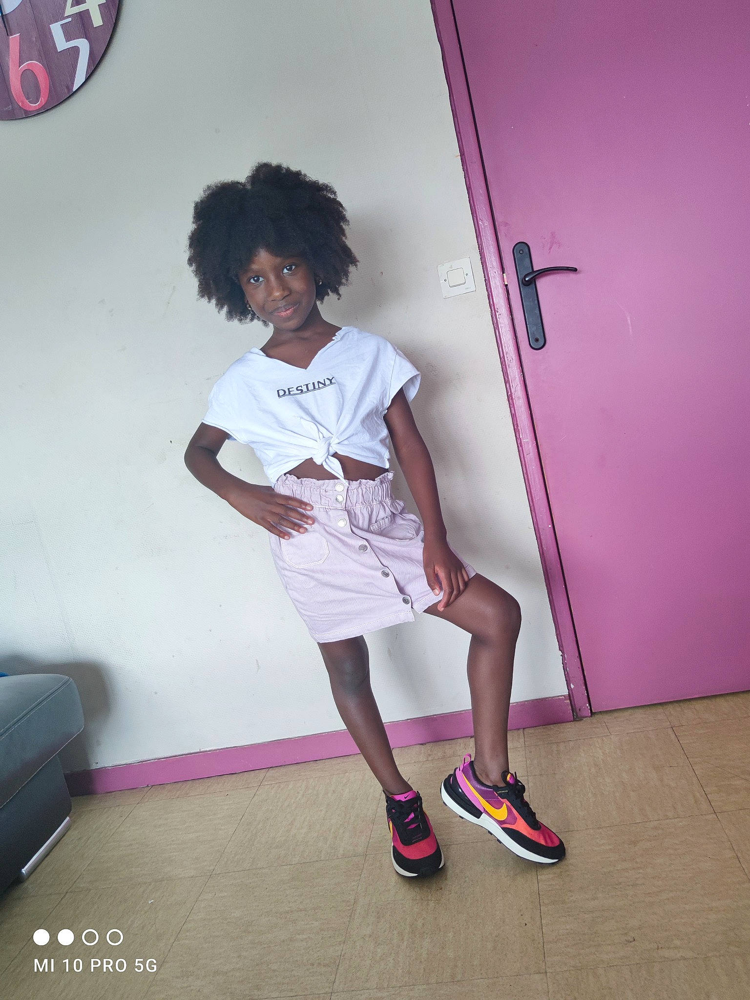 Diamilatou participe au concours pour gagner de l'argent avec cette photo : black_hair, event, fashion_design, flash_photography, flooring, fun, hairstyle, human_leg, joy, knee, leg, magenta, person, pink, purple, room, sandal, shoe, shoulder, sneakers