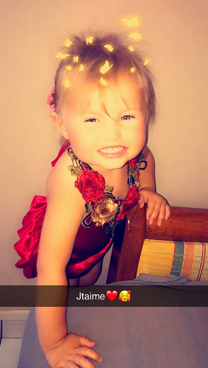 Louisa participe au concours pour gagner de l'argent avec cette photo : cheek, child, child_model, fashion_accessory, fun, person, smile, toddler