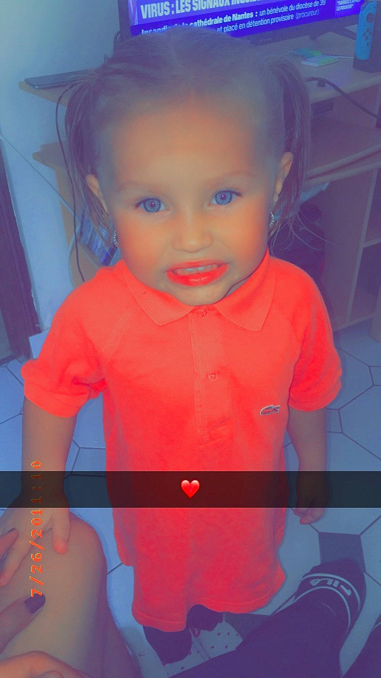 Louisa a rejoint le concours — aidez-le/la à gagner de superbes lots ! blue, cheek, child, chin, cool, eye, face, forehead, fun, head, lip, mouth, neck, nose, organ, person, pink, red, skin, standing