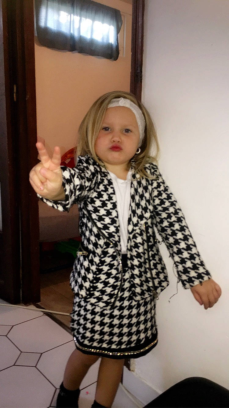 Louisa a rejoint le concours — aidez-le/la à gagner de superbes lots ! child, child_model, clothing, design, dress, gesture, headwear, outerwear, pattern, person, polka_dot, sleeve, toddler
