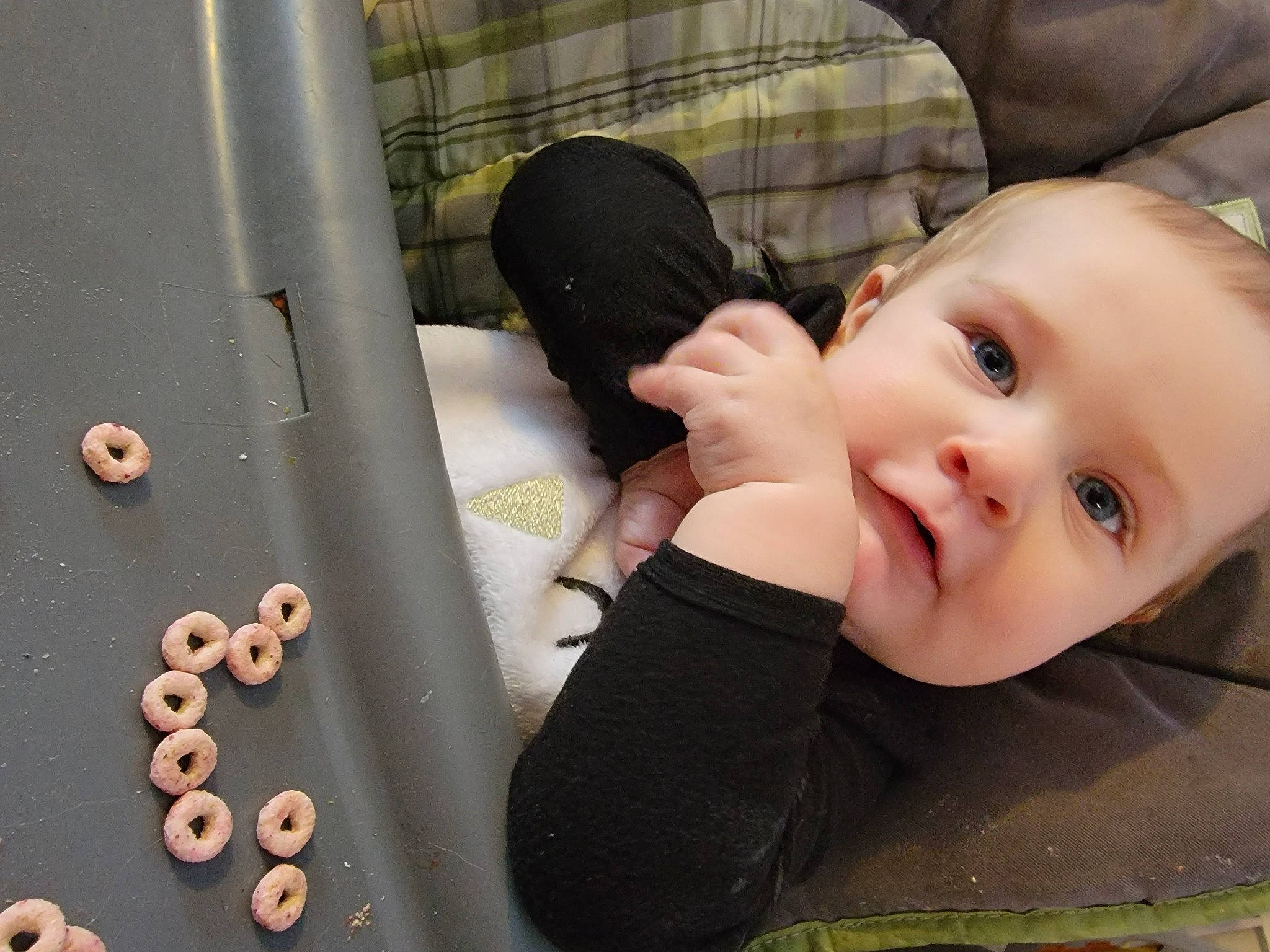 Elia is registered to the contest to win money with this photo: baby, baby_toddler_clothing, cheek, chin, facial_expression, finger, fun, hairstyle, hand, happy, human, lip, mouth, nose, person, skin, sleeve, standing, textile, thumb