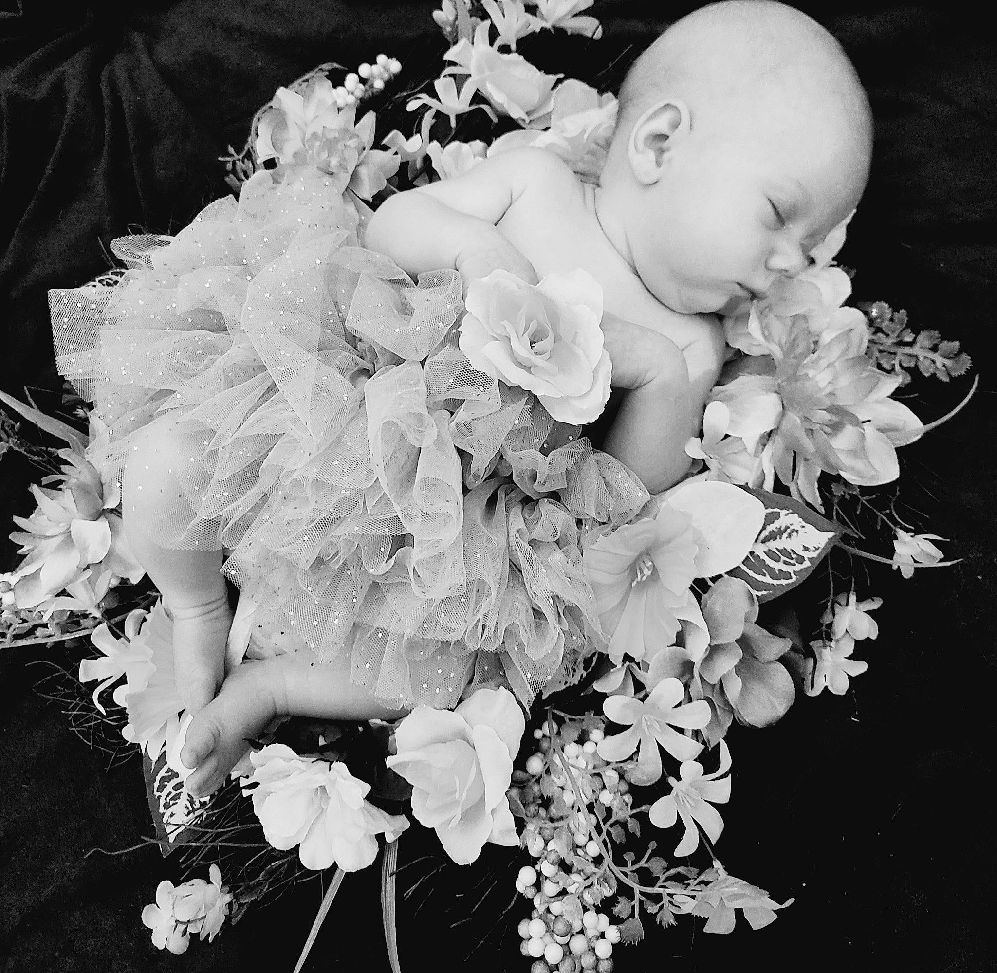 Luna joined the competition — help win amazing prizes! art, artificial_flower, black, black_and_white, bouquet, cut_flowers, flash_photography, floral_design, floristry, flower, flower_arranging, flowering_plant, monochrome, monochrome_photography, person, petal, photograph, plant, rose_family, style