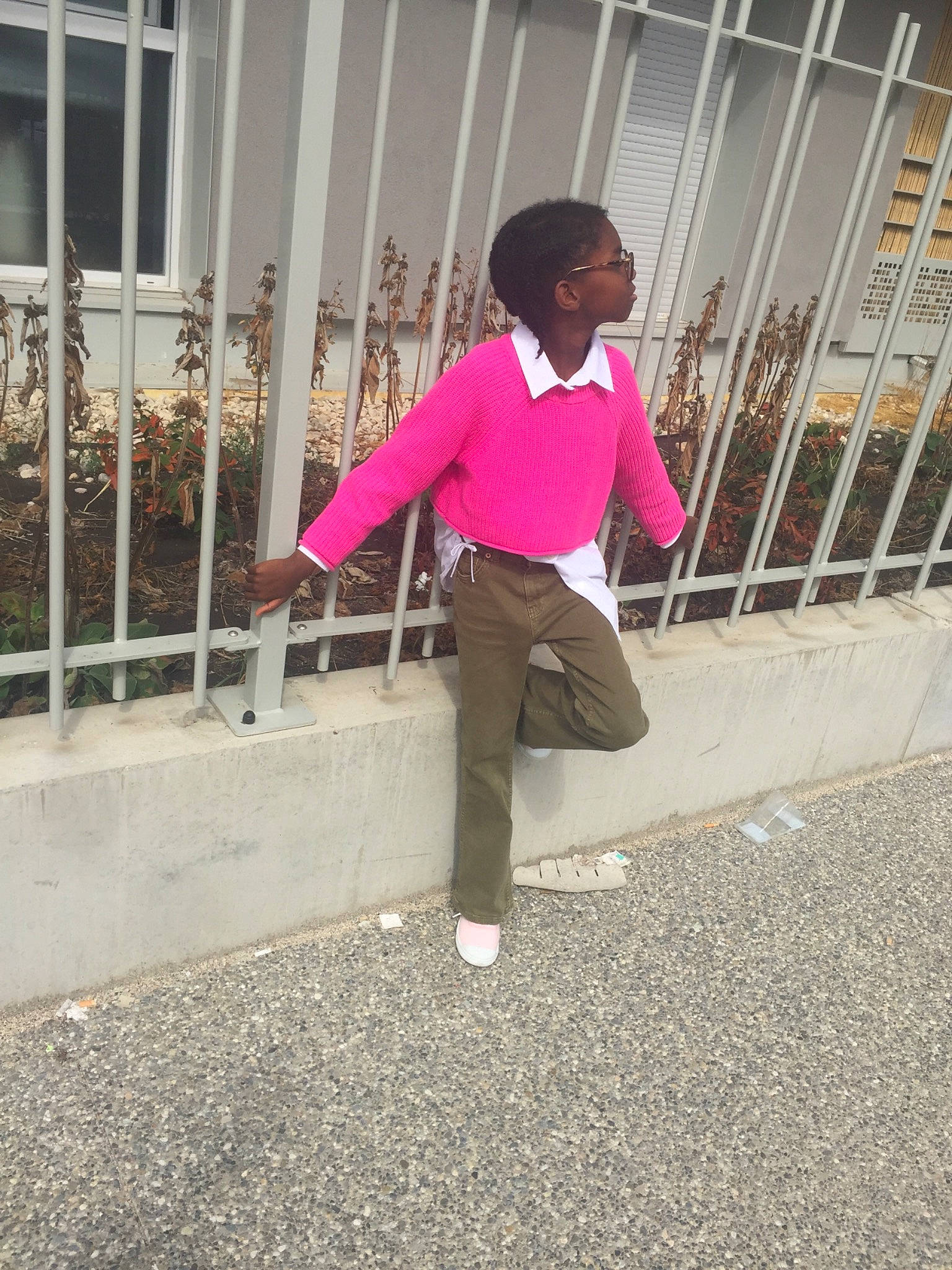 Raphaëlle participe au concours pour gagner de l'argent avec cette photo : asphalt, denim, eyewear, fun, handrail, human_leg, knee, leisure, magenta, pedestrian, person, road, shadow, sitting, sleeve, stairs, street, t_shirt, thigh, tints_and_shades