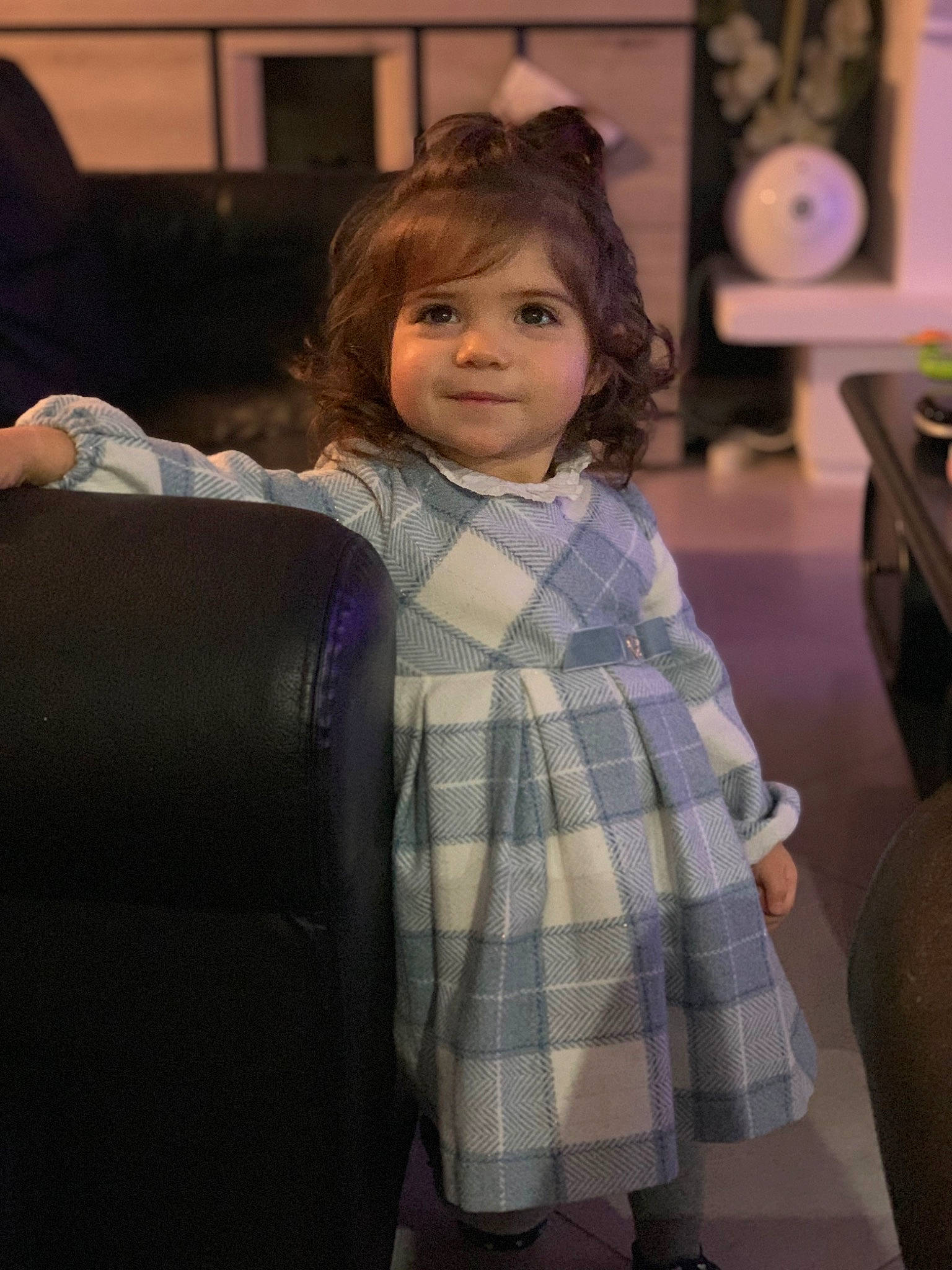 Alice participe au concours pour gagner de l'argent avec cette photo : cheek, child, dress, eye, fashion_design, flash_photography, floor, flooring, formal_wear, hairstyle, iris, joy, long_hair, person, plaid, purple, shoulder, skin, standing, tartan