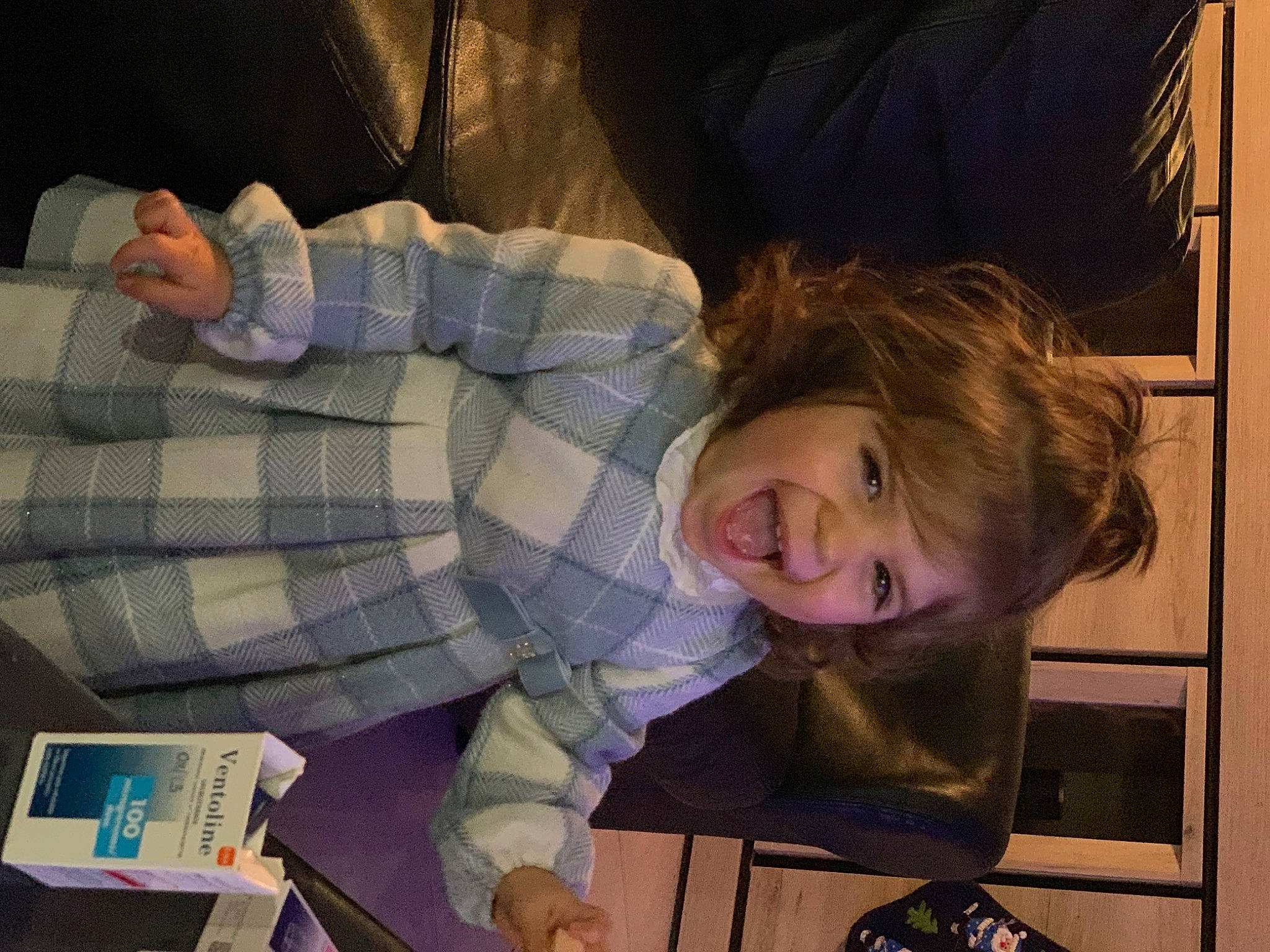 Alice a rejoint le concours — aidez-le/la à gagner de superbes lots ! child, comfort, couch, fun, human, lap, pattern, person, plaid, room, sitting, smile, tartan, toddler, toy, tree, vacation