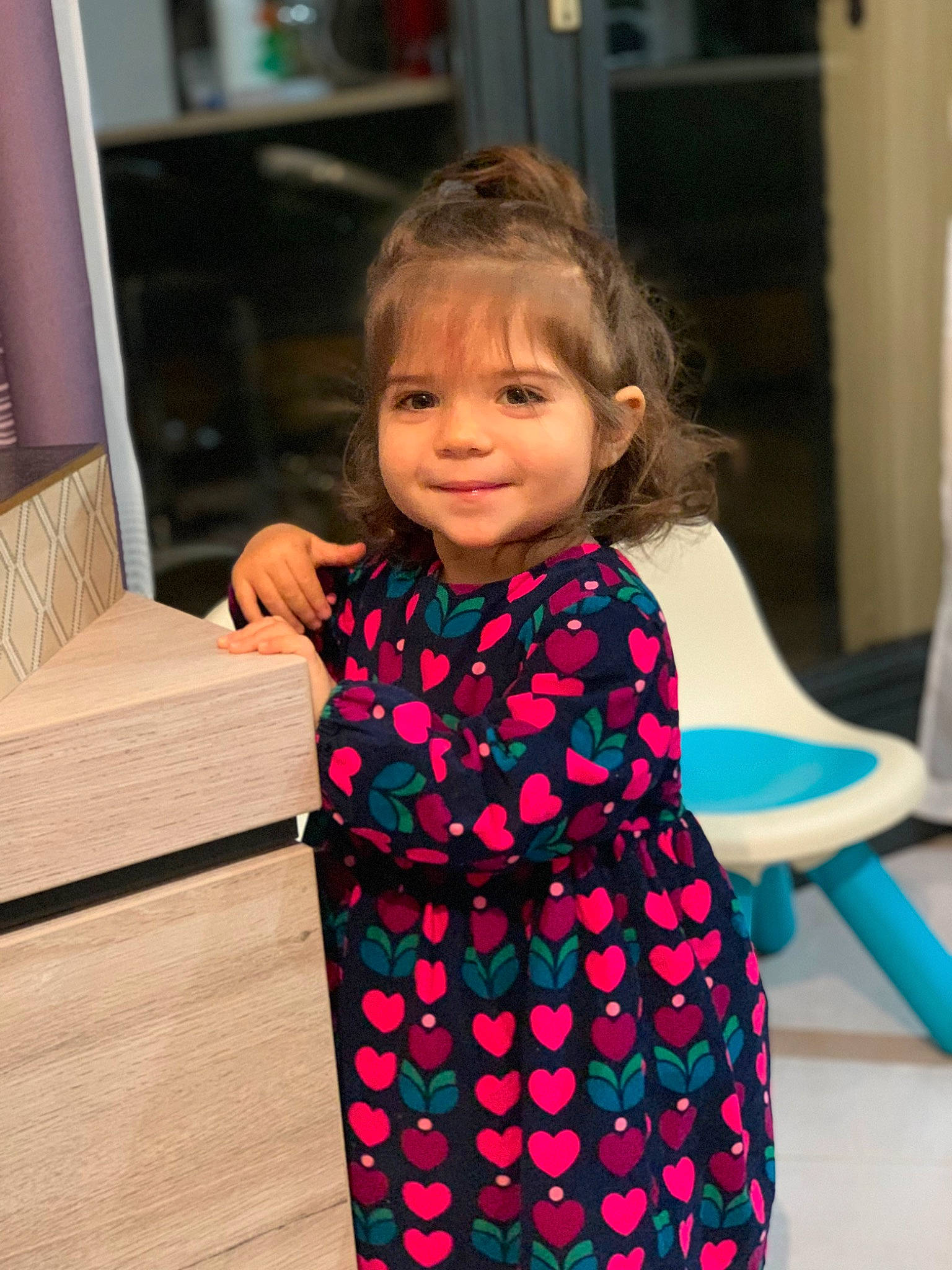 Alice a rejoint le concours — aidez-le/la à gagner de superbes lots ! baby_toddler_clothing, child, dress, electric_blue, event, fashion_design, formal_wear, fun, happy, head, human_body, joy, magenta, pattern, person, pink, room, skin, sleeve, smile