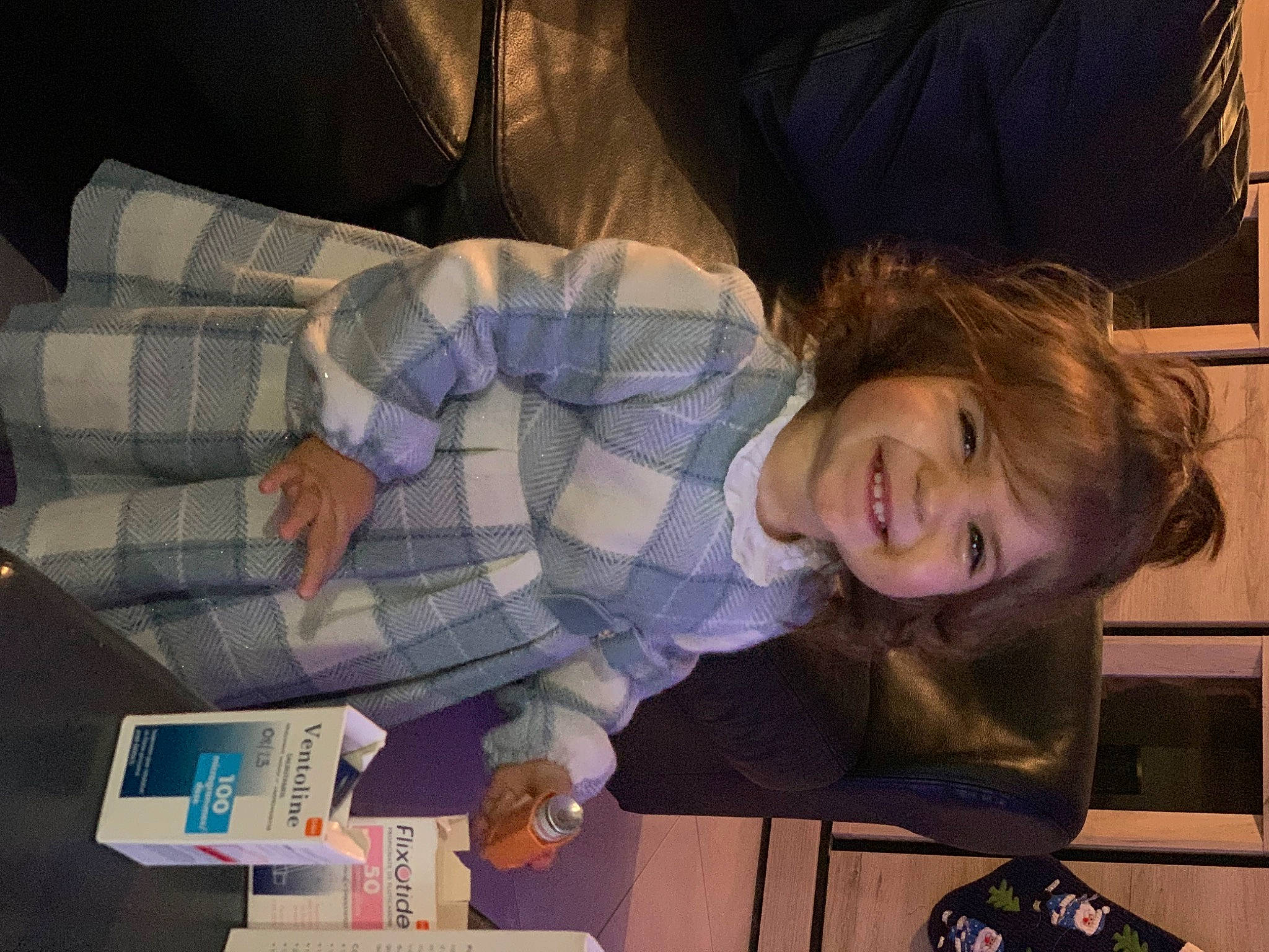 Alice a rejoint le concours — aidez-le/la à gagner de superbes lots ! child, comfort, couch, fun, human_leg, joy, lap, pattern, person, plaid, room, sitting, smile, tartan, tree