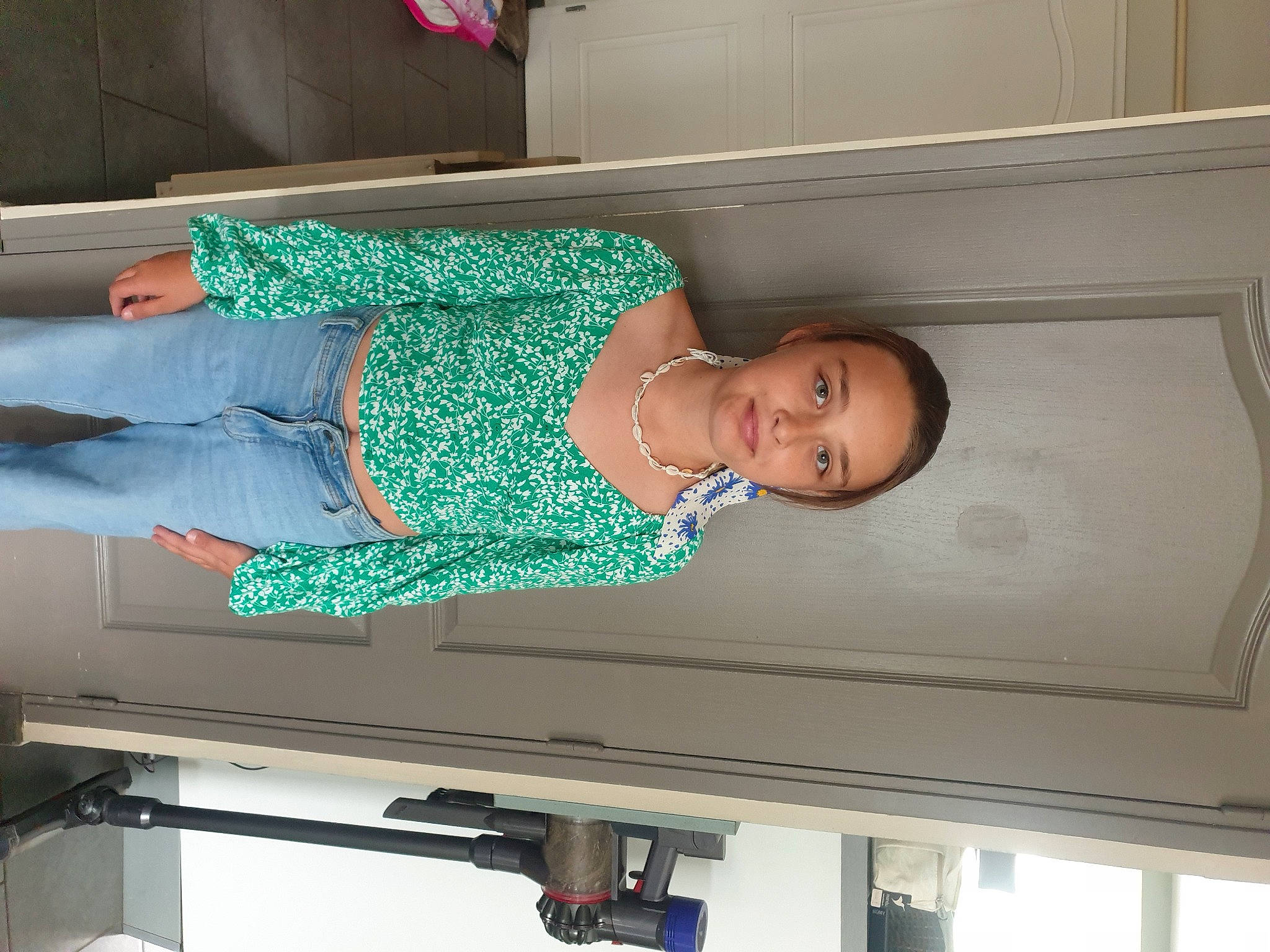 Ambre participe au concours pour gagner de l'argent avec cette photo : baby, baby_toddler_clothing, child, comfort, joy, pattern, person, room, sleeve, smile, thigh, toddler