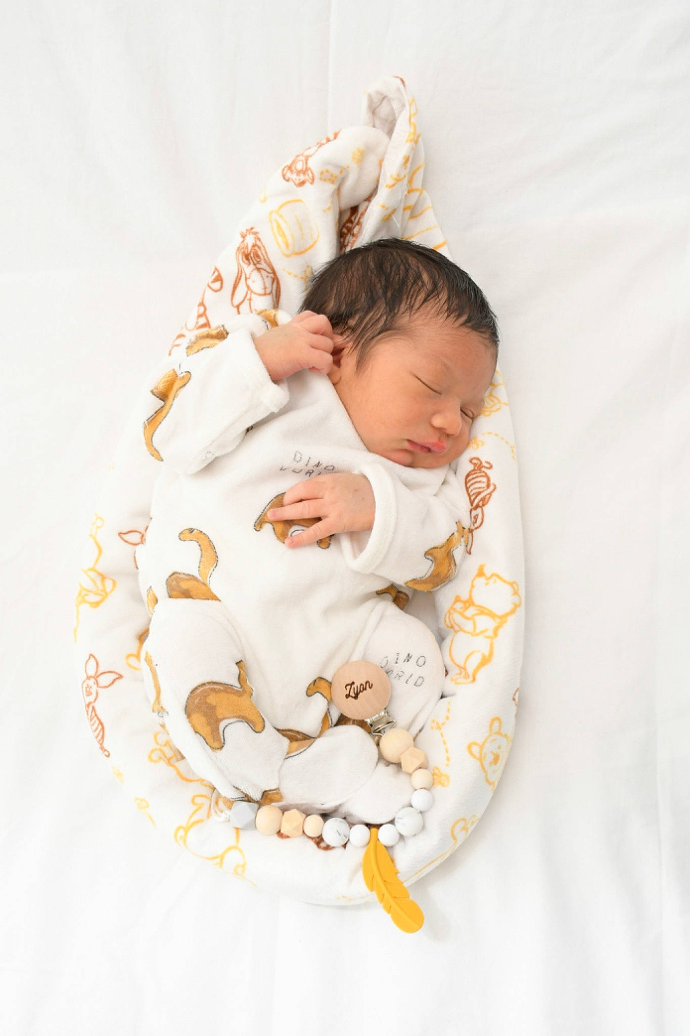 Zyon a rejoint le concours — aidez-le/la à gagner de superbes lots ! arm, baby, baby_products, baby_sleeping, baby_toddler_clothing, child, comfort, fashion_accessory, finger, font, gesture, hand, human_body, linens, nail, pattern, peach, person, sitting, sleeve