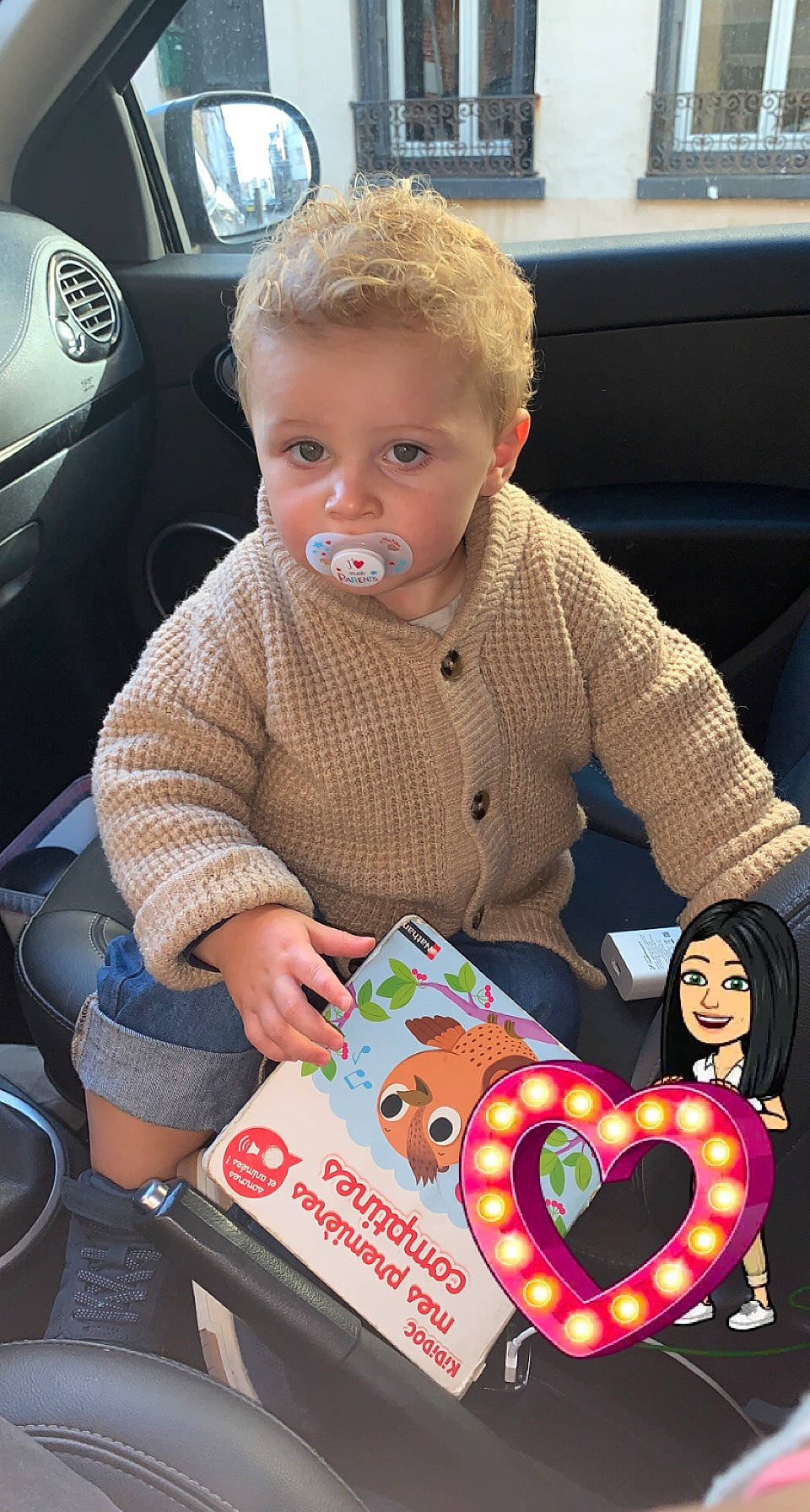 Jayron participe au concours pour gagner de l'argent avec cette photo : baby, baby_products, baby_toddler_clothing, car, car_seat, child, christmas, event, family_car, fun, heart, holiday, lap, motor_vehicle, organ, person, sitting, toddler, toy, vehicle_door