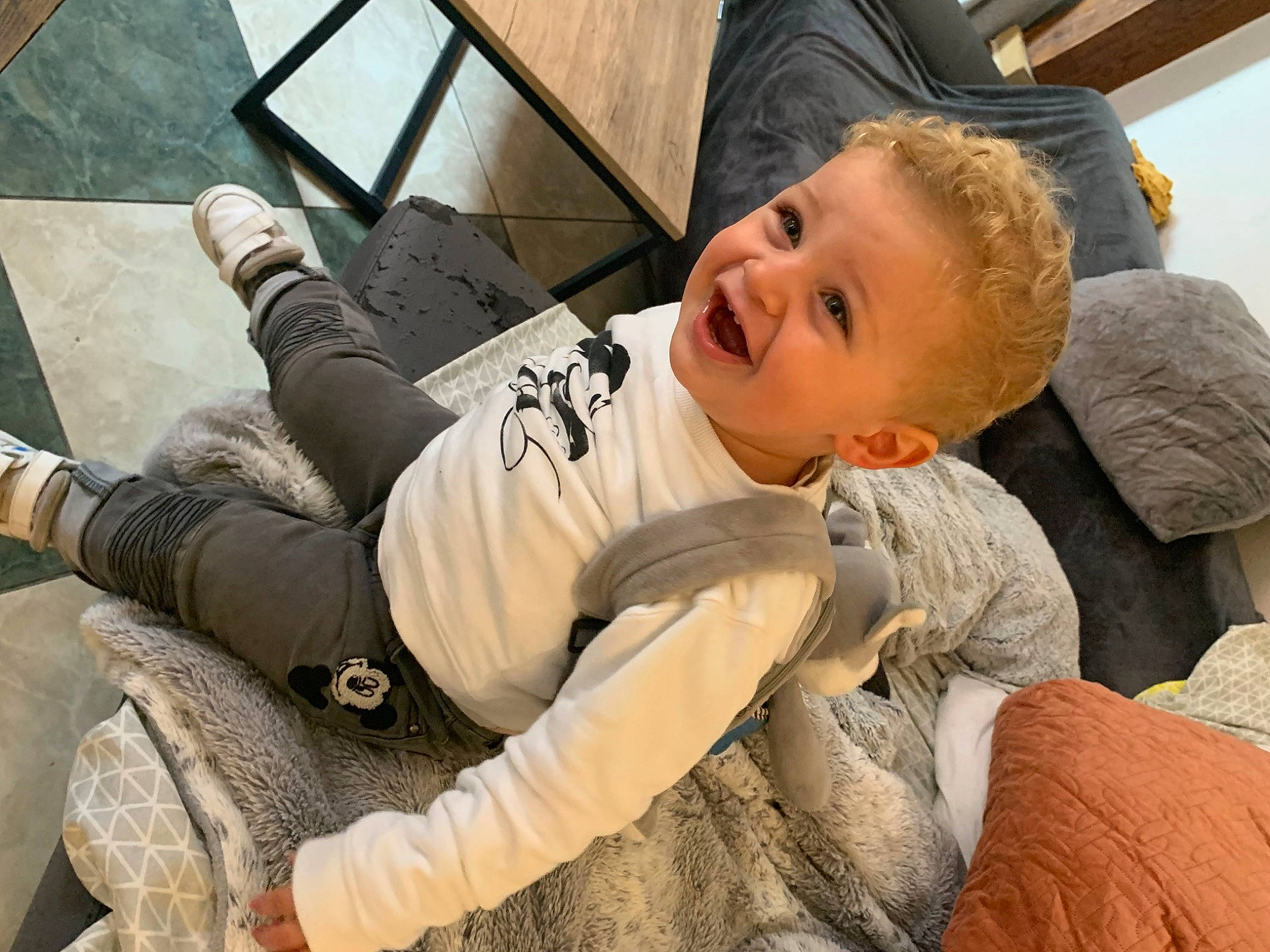 Jayron participe au concours pour gagner de l'argent avec cette photo : auto_part, automotive_wheel_system, chair, child, comfort, foot, fun, grass, happy, human_leg, knee, laugh, leg, leisure, luxury_vehicle, person, sitting, smile, thigh, toddler