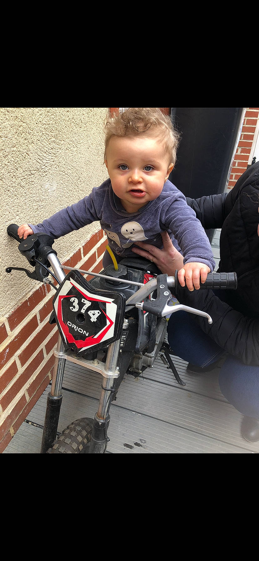 Jayron a rejoint le concours — aidez-le/la à gagner de superbes lots ! auto_part, automotive_design, automotive_tire, baby, baby_carriage, baby_products, baby_toddler_clothing, bicycle, bicycle_frame, bicycle_tire, bicycle_wheel, child, cool, lap, motor_vehicle, person, sitting, tire, toddler, vehicle