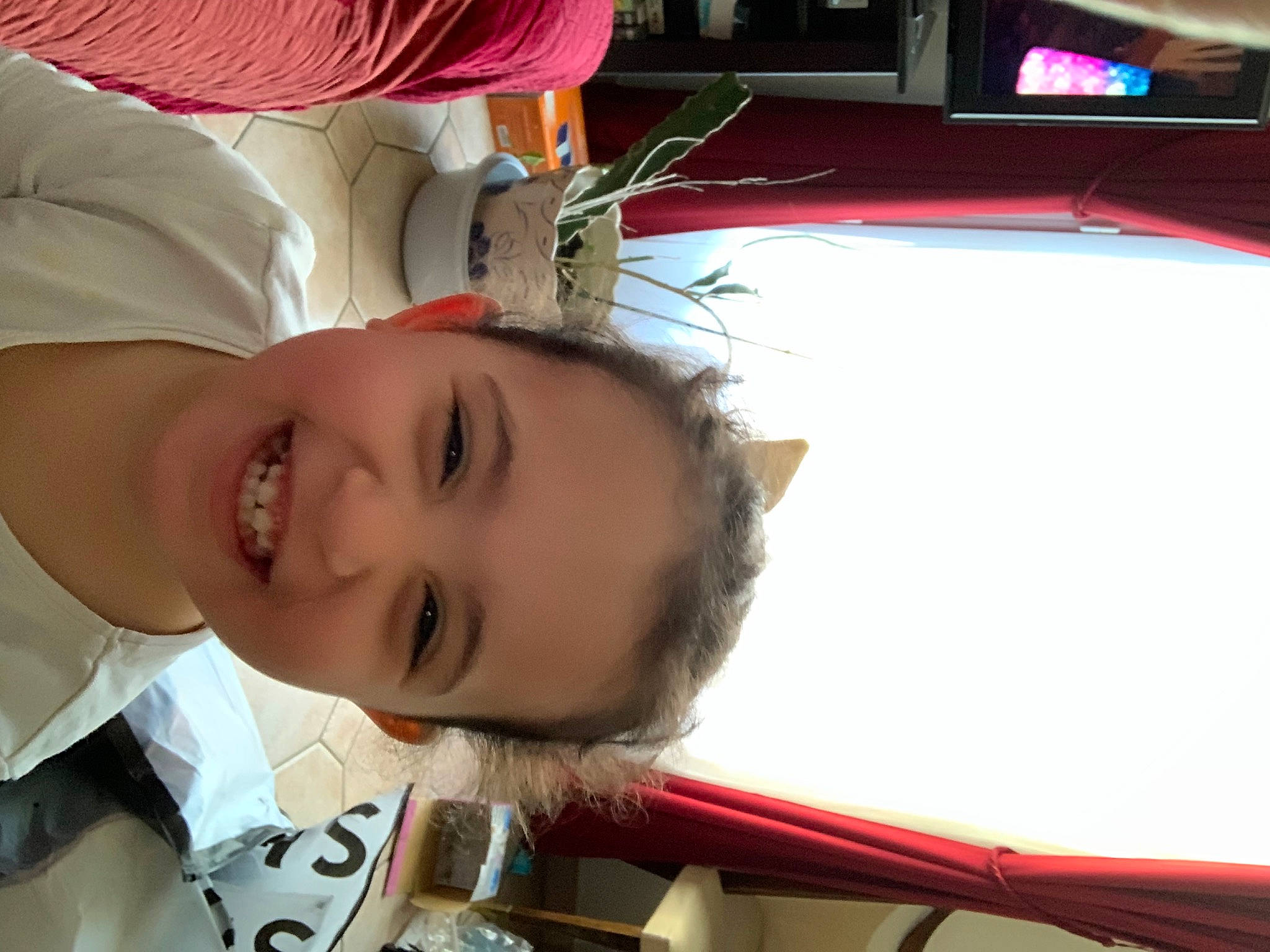 Neyla a rejoint le concours — aidez-le/la à gagner de superbes lots ! cheek, child, chin, cool, eye, eyebrow, eyelash, facial_expression, fun, happy, joy, lip, mouth, neck, nose, person, skin, smile, toddler, tree