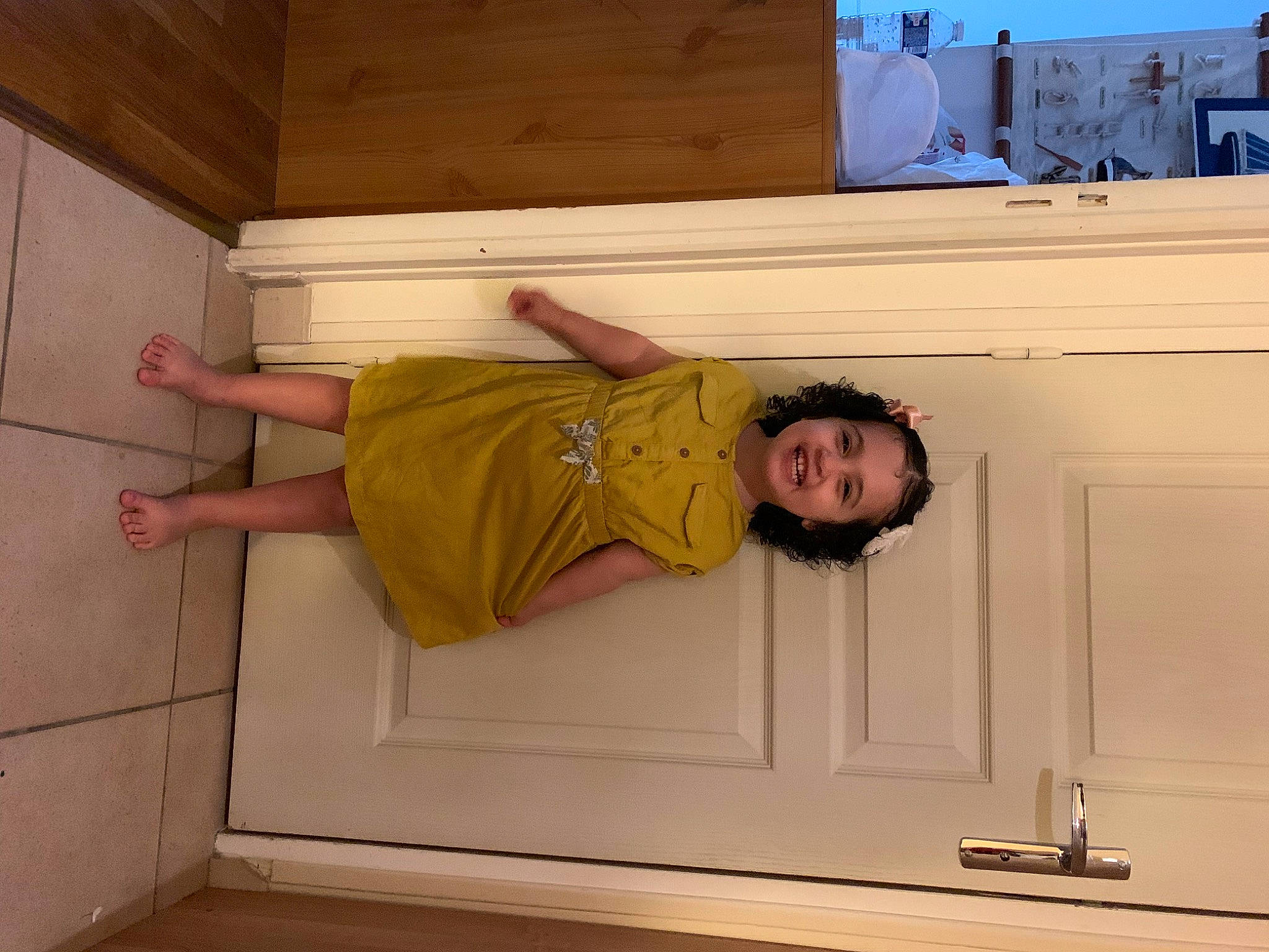 Neyla participe au concours pour gagner de l'argent avec cette photo : baby_toddler_clothing, child, comfort, door, flooring, fun, happy, hardwood, home_door, house, joy, person, room, smile, toddler, tree, window, wood, wood_stain