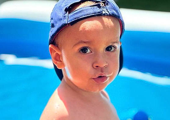 Andrea a rejoint le concours — aidez-le/la à gagner de superbes lots ! azure, baby, bathing, cap, child, electric_blue, eye, eyebrow, eyelash, fun, happy, headgear, headwear, indoor_games_and_sports, leisure, person, recreation, smile, swimmer, swimming_pool