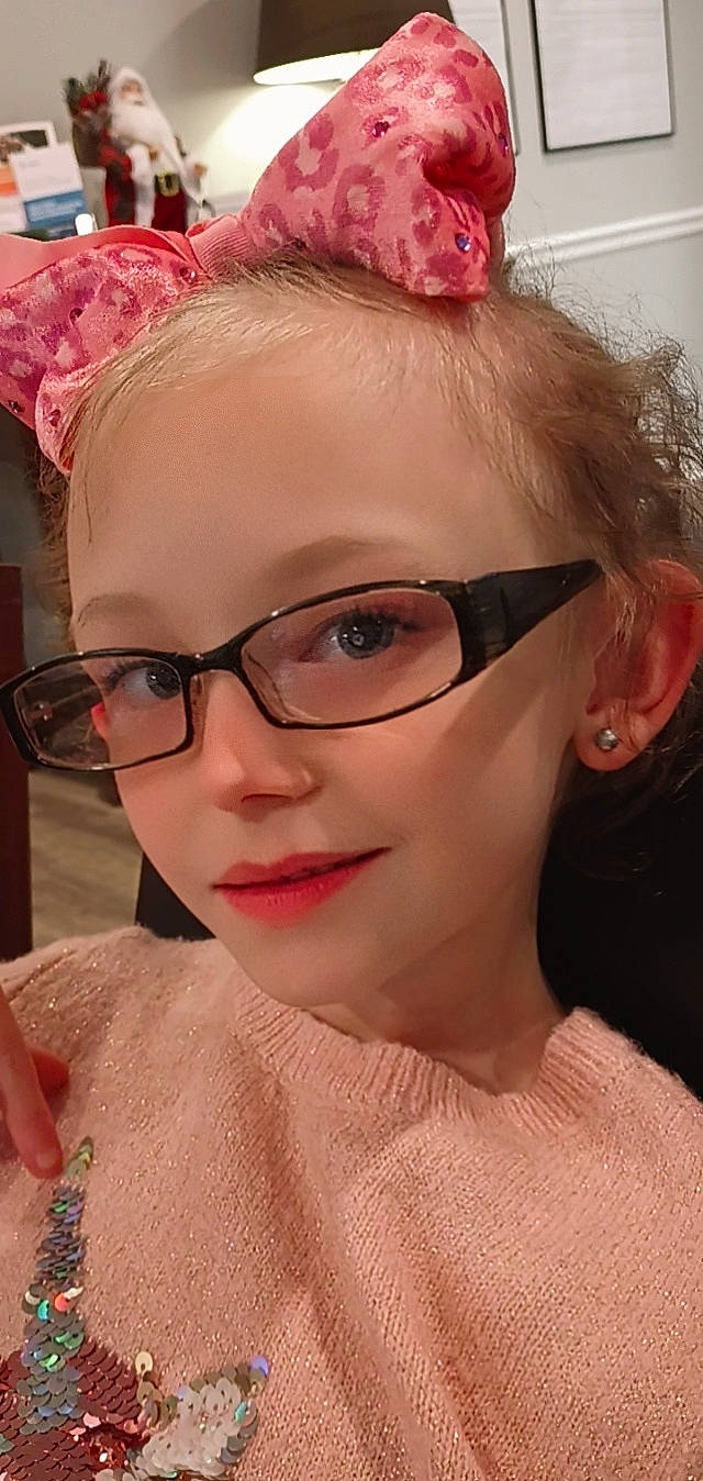 Fallon is registered to the contest to win money with this photo: cheek, chin, cool, ear, eyebrow, eyelash, eyewear, forehead, glasses, hair, hairstyle, happy, jaw, joy, lip, nose, organ, person, pink, red