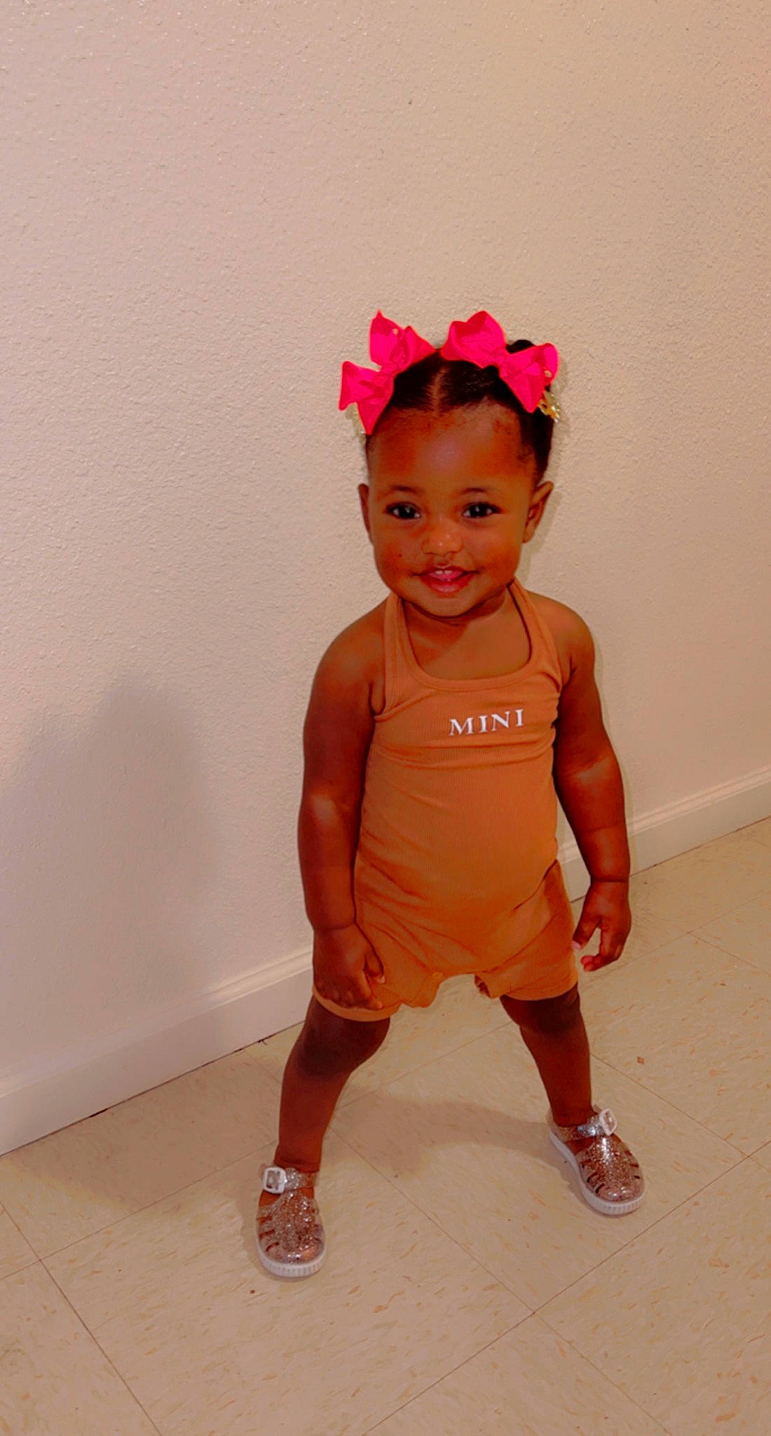 Araiya is registered to the contest to win money with this photo: baby, baby_toddler_clothing, child, fashion_accessory, hairstyle, happy, hat, head, headband, human_leg, joy, knee, peach, person, skin, sleeve, smile, thigh, toddler, trunk