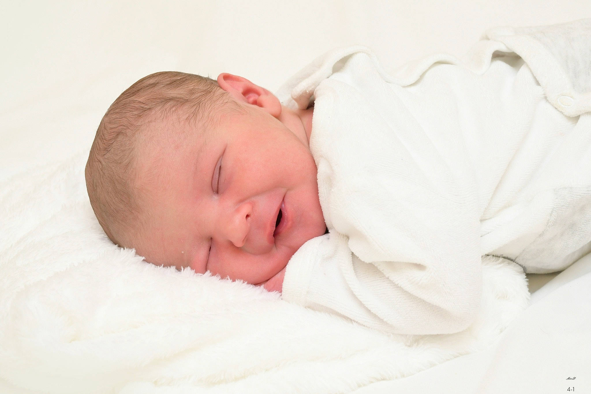 Alexandre participe au concours pour gagner de l'argent avec cette photo : baby, baby_products, baby_sleeping, baby_toddler_clothing, bedding, bedtime, cheek, child, comfort, fur, linens, nap, person, portrait_photography, room, skin, sleep, toddler