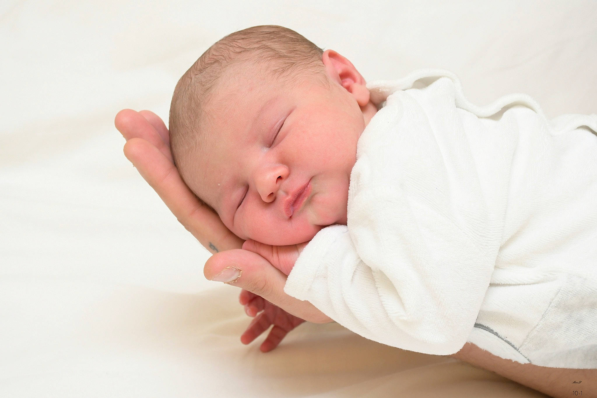 Alexandre a rejoint le concours — aidez-le/la à gagner de superbes lots ! baby, baby_products, baby_sleeping, baby_toddler_clothing, bedtime, cheek, child, comfort, eye, linens, nap, person, portrait_photography, sleep, sleeve, toddler