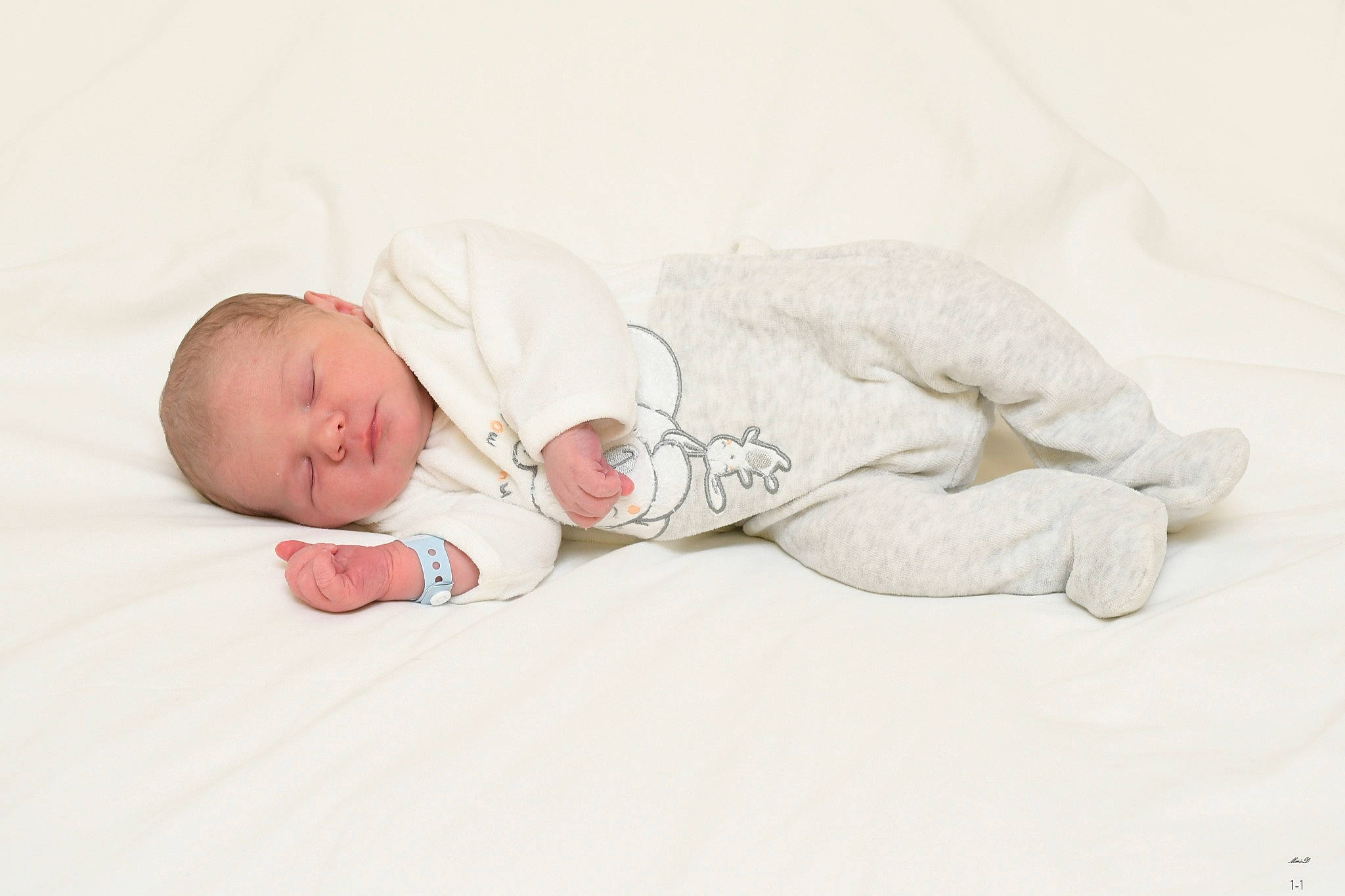 Alexandre participe au concours pour gagner de l'argent avec cette photo : art, baby, baby_sleeping, baby_toddler_clothing, bedding, bedtime, carmine, child, comfort, font, foot, linens, nap, person, portrait_photography, room, sitting, sleep, sleeve, toddler