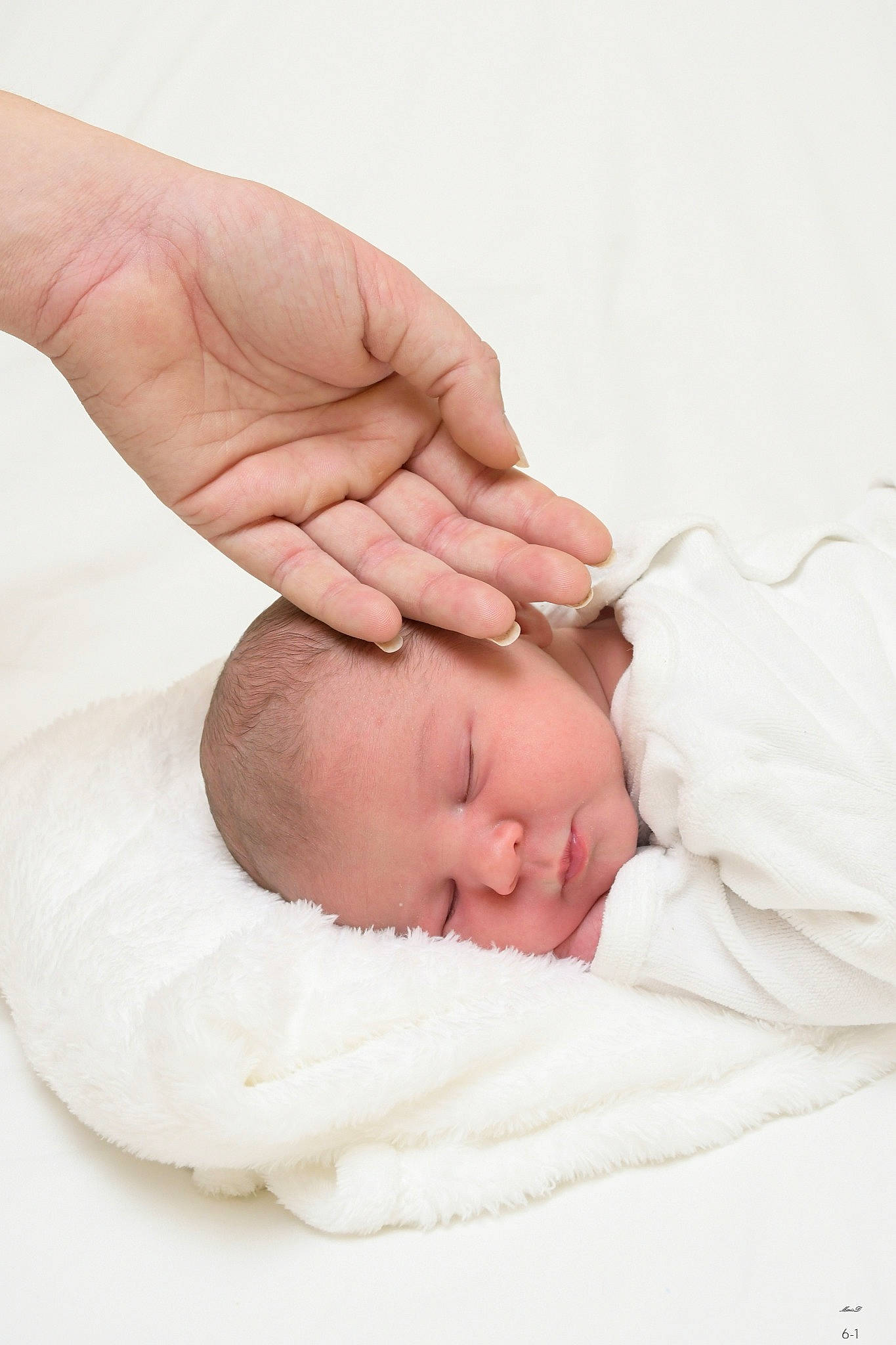 Alexandre participe au concours pour gagner de l'argent avec cette photo : baby, baby_sleeping, baby_toddler_clothing, child, comfort, finger, flesh, foot, gesture, hand, head, linens, nail, person, thumb, toddler