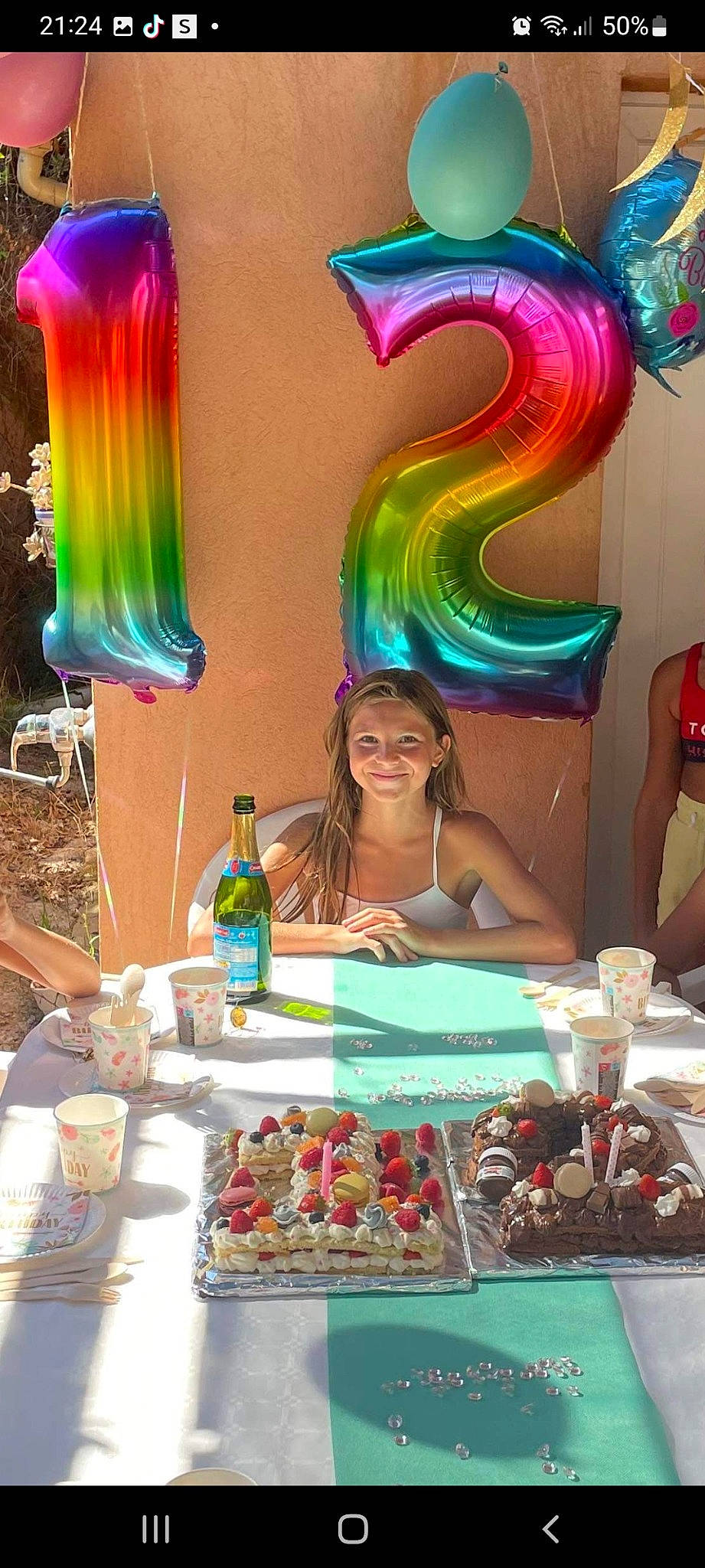 Lola a rejoint le concours — aidez-le/la à gagner de superbes lots ! art, cuisine, dessert, drink, drinkware, event, food, fun, glass_bottle, green, happy, joy, leisure, magenta, party, person, photograph, smile, snapshot, summer