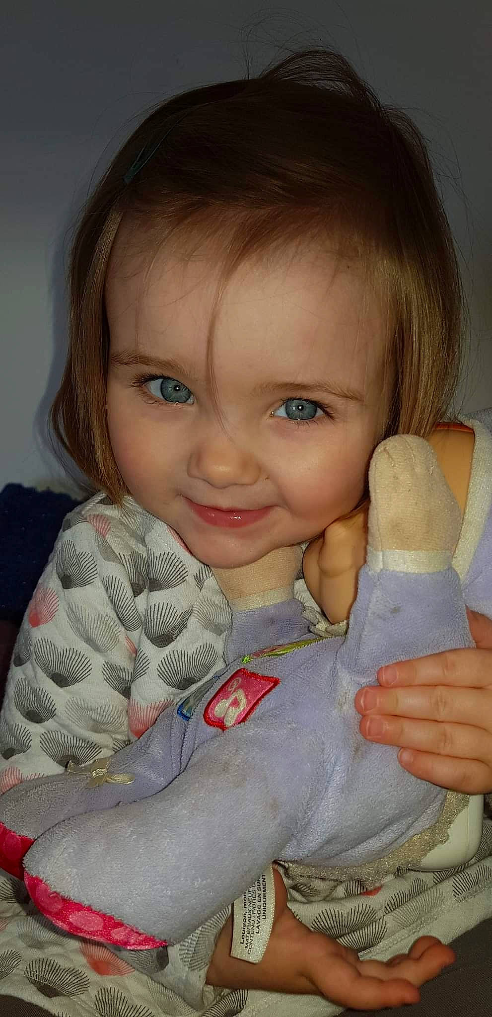 Alice participe au concours pour gagner de l'argent avec cette photo : arm, cheek, chin, ear, eye, eyebrow, eyelash, finger, gesture, hand, happy, head, human_body, iris, joy, lip, mouth, neck, nose, person