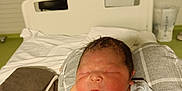 Dusser Dohan a rejoint le concours — aidez-le/la à gagner de superbes lots ! newborn, baby, infant, hand, bed, blanket, pillow, sleeping, person, indoors, cozy, soft, clothing, rest, care, hospital_bed, human, skin, peaceful, tender