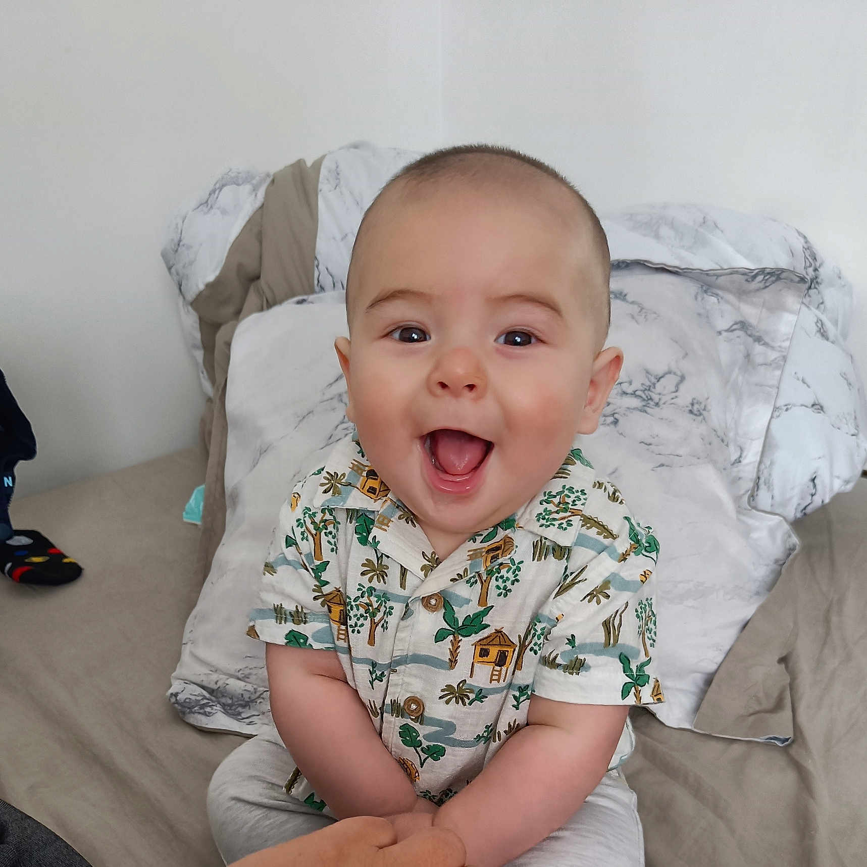 Dusser Dohan participe au concours pour gagner de l'argent avec cette photo : baby, bed, casual, child, clothing, cute, face, hands, happy, home, indoor, infant, joyful, person, pillow, portrait, sitting, smiling, tropical_shirt, young