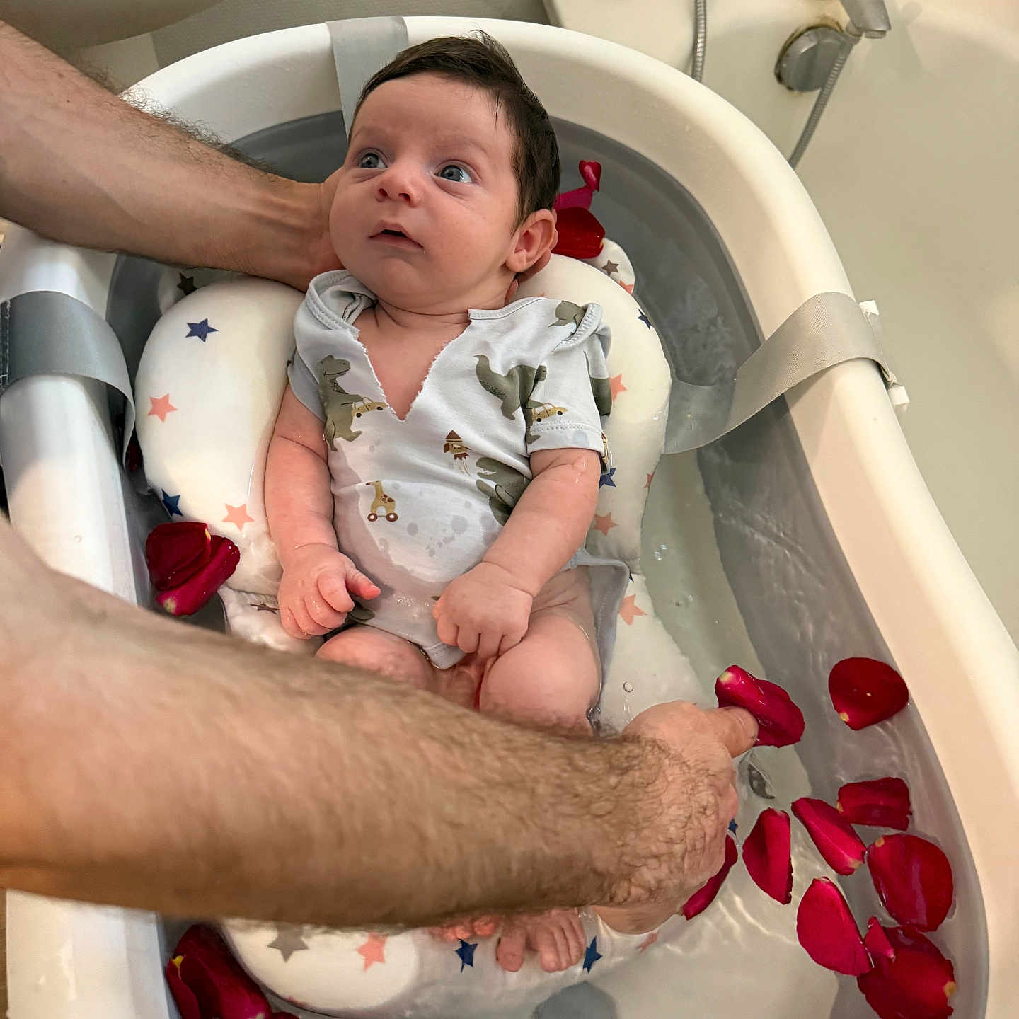 Miqayel a rejoint le concours — aidez-le/la à gagner de superbes lots ! baby, bath, bathroom, bathtub, care, child, clothing, cushion, cute, hands, indoor, infant, newborn, person, relaxation, rose_petals, skin, sleeves, support, water