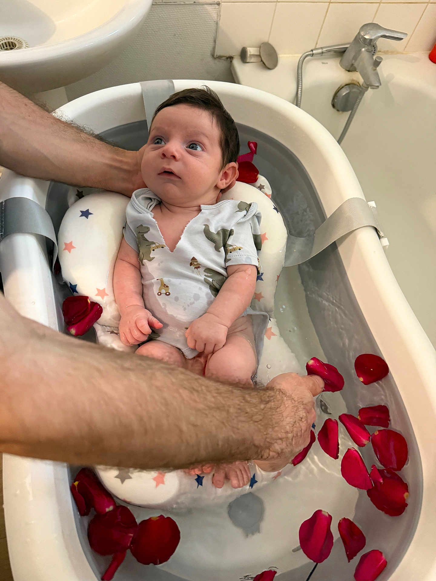Miqayel a rejoint le concours — aidez-le/la à gagner de superbes lots ! baby, infant, bath, bathtub, water, rose_petals, hands, bathroom, cushion, support, newborn, cute, child, person, skin, clothing, sleeves, relaxation, care, indoor
