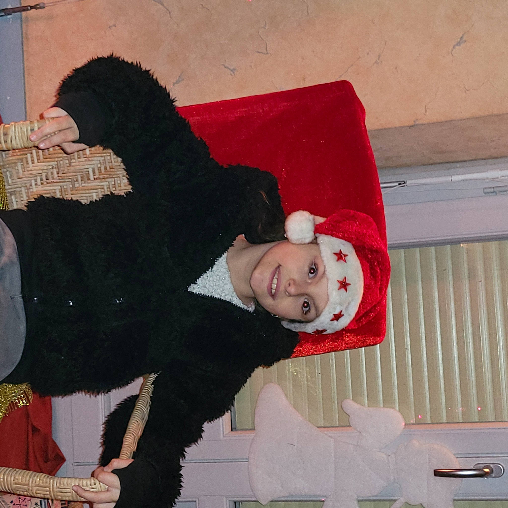 Mélody participe au concours pour gagner de l'argent avec cette photo : art, carmine, costume, flesh, fun, fur, happy, headwear, joy, pattern, person, sitting, sleeve, smile, textile, vintage_clothing, visual_arts