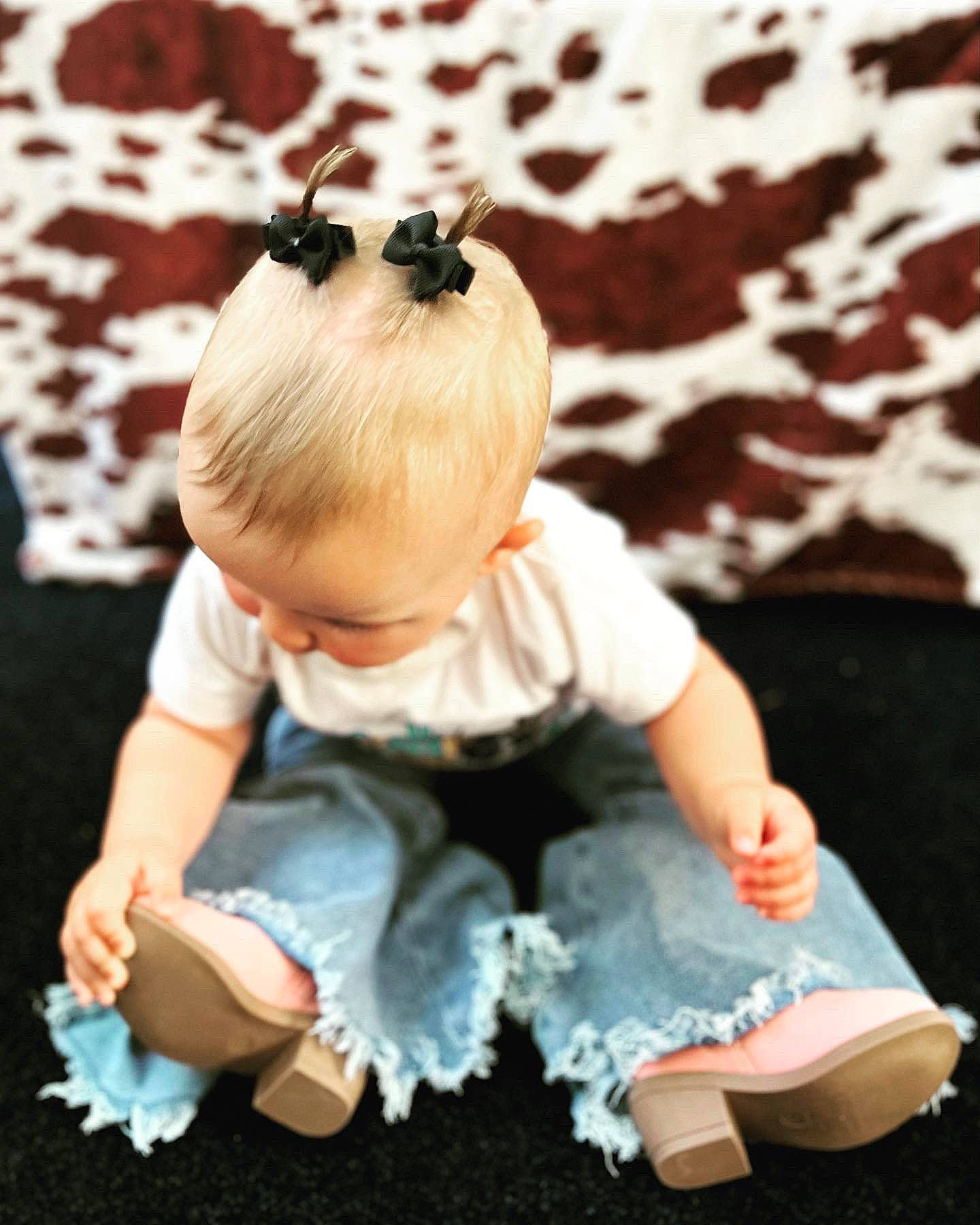 Violet is registered to the contest to win money with this photo: baby, baby_toddler_clothing, child, facial_expression, flooring, foot, glasses, grass, hairstyle, hand, happy, head, pattern, people_in_nature, person, skin, sleeve, sunglasses, t_shirt, toddler