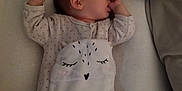 Aëlia participe au concours pour gagner de l'argent avec cette photo : baby, baby_garment, bed, child, clothing, comfort, cute, face, hand, indoors, infant, infant_clothing, lying_down, onesie, peaceful, plush_toy, rest, sleep, sleeping, soft_toy