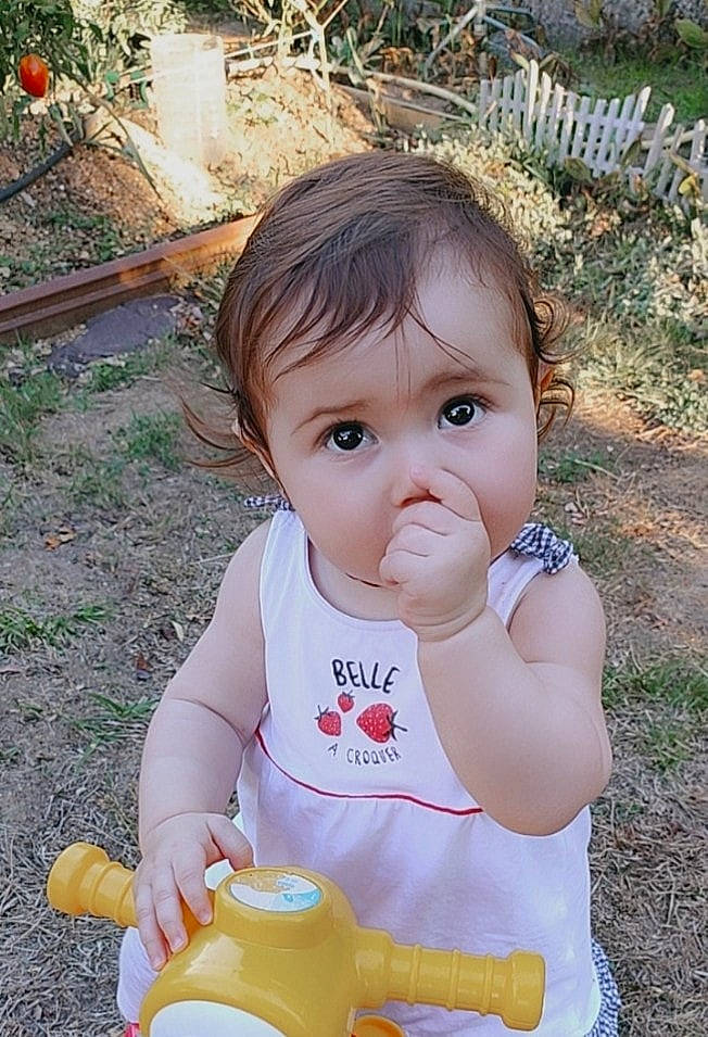 Tiana participe au concours pour gagner de l'argent avec cette photo : baby, child, person, toddler, yellow