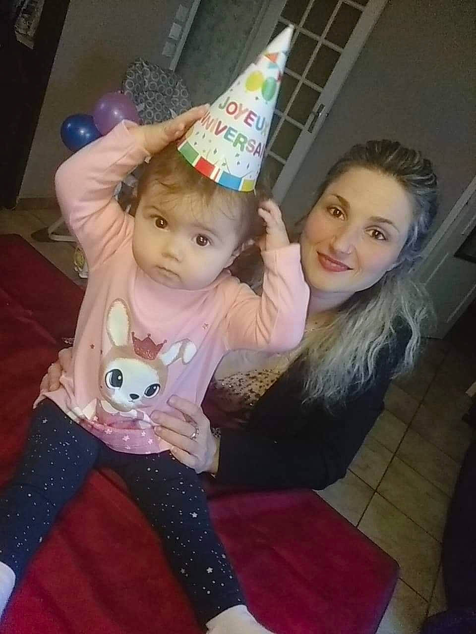 Tiana participe au concours pour gagner de l'argent avec cette photo : child, ear, joy, party_hat, person, selfie, smile, toddler
