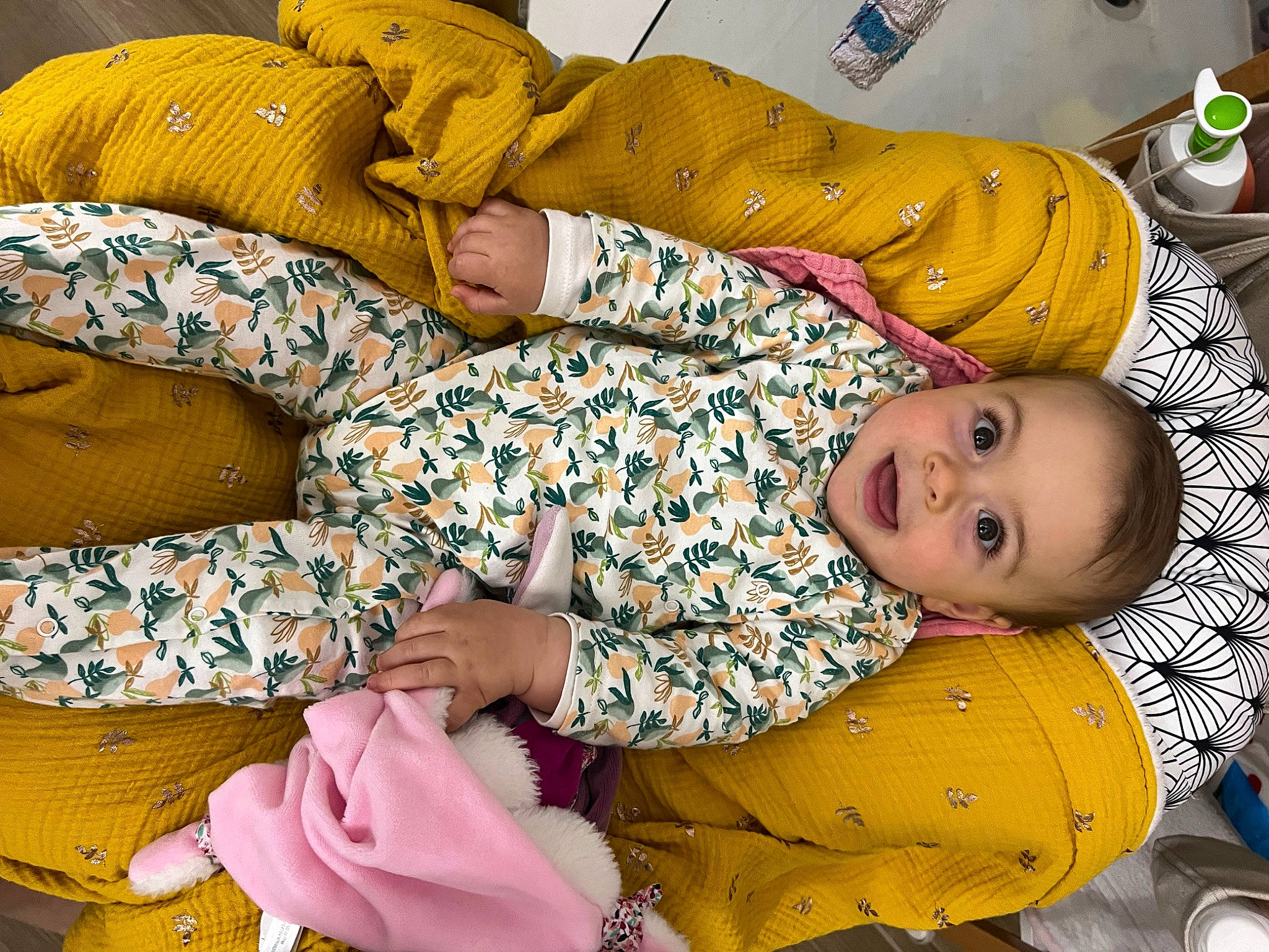 Diane a rejoint le concours — aidez-le/la à gagner de superbes lots ! baby, baby_products, baby_toddler_clothing, child, comfort, fun, happy, head, human, linens, pattern, person, plant, room, sitting, smile, toddler, yellow