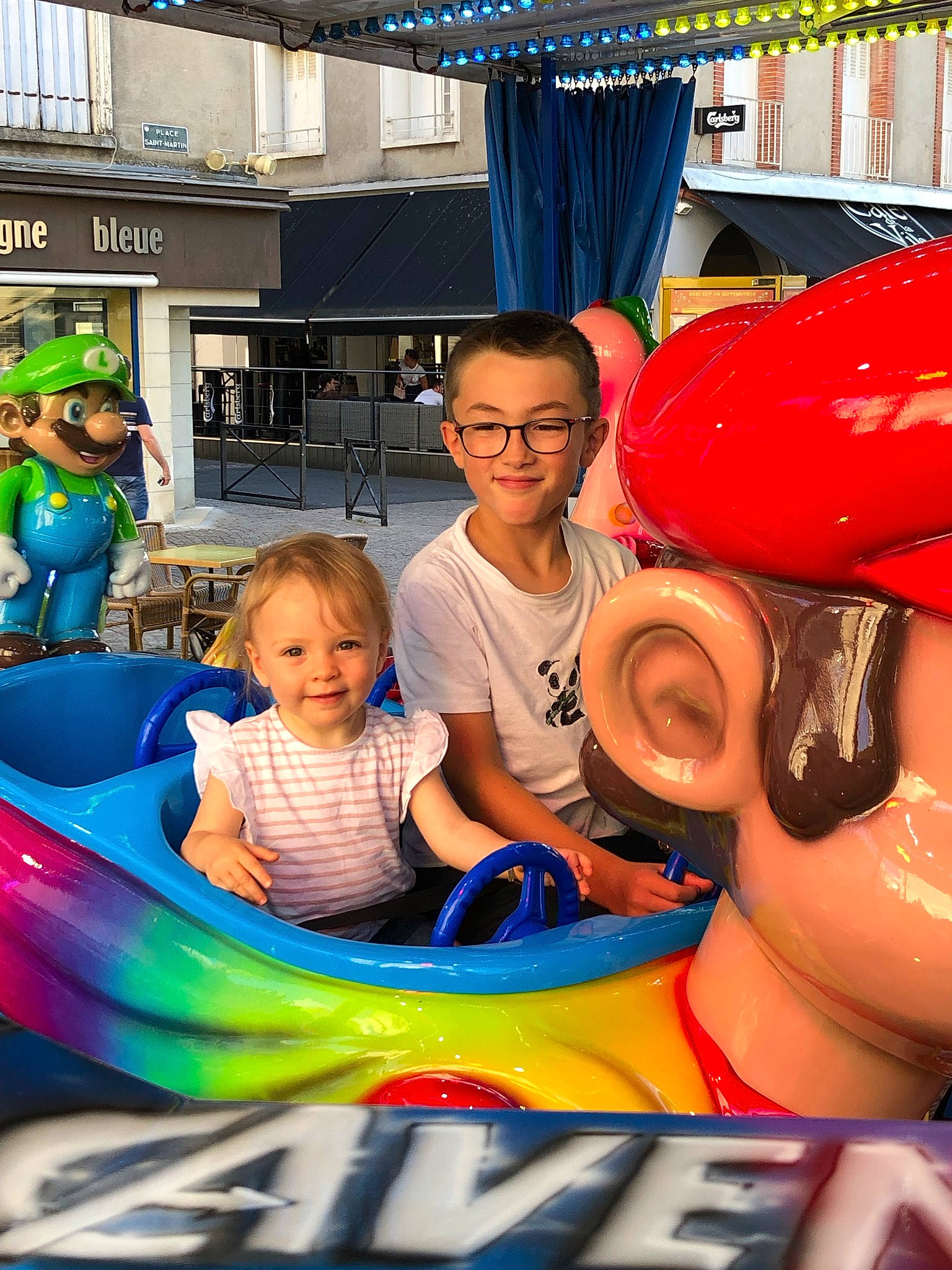 Léna a rejoint le concours — aidez-le/la à gagner de superbes lots ! automotive_tire, automotive_wheel_system, child, cool, event, eyewear, fun, games, happy, human, joy, leisure, motor_vehicle, person, personal_protective_equipment, recreation, shorts, smile, sports_gear, summer