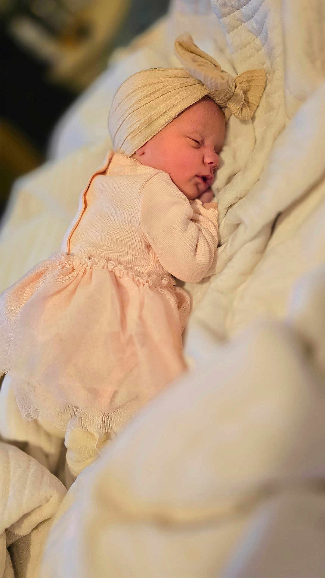 Leya a rejoint le concours — aidez-le/la à gagner de superbes lots ! baby, bed, blanket, bokeh, bow, cozy, cute, fabric, hat, infant, newborn, nursery, onesie, peaceful, pillow, portrait, side_sleeping, sleeping, soft, tutu