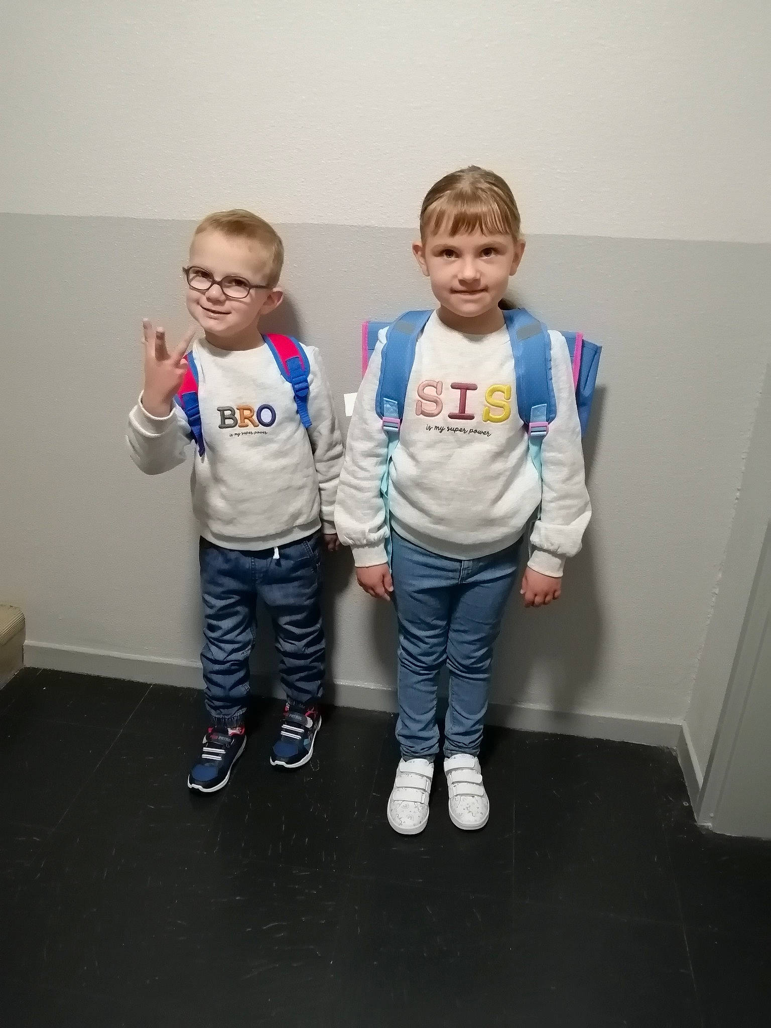 Alexis participe au concours pour gagner de l'argent avec cette photo : child, denim, door, electric_blue, event, eye, flooring, fun, gesture, happy, joy, leg, person, room, shoulder, sitting, sleeve, smile, sneakers, standing
